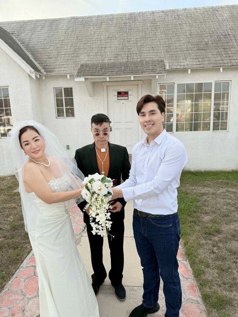 Tuấn Cảnh vui vẻ bên đồng nghiệp, không còn tất bật mưu sinh như trước