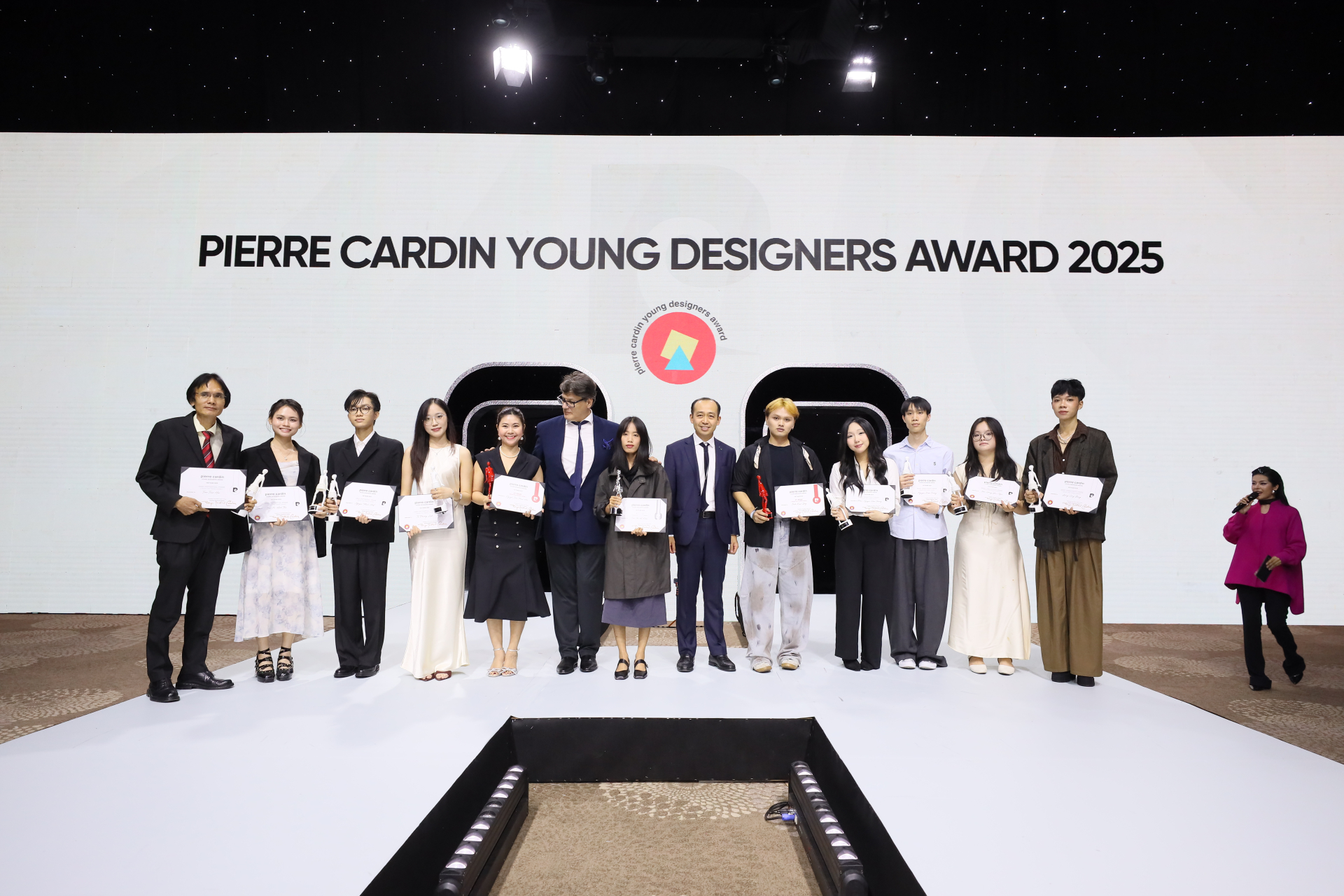 Các thí sinh chiến thắng cuộc thi Pierre Cardin Young Designers Award 2025.