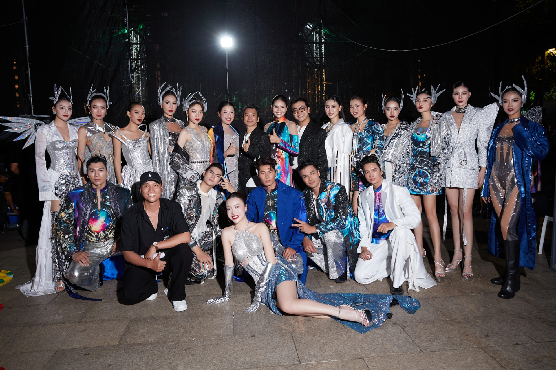 Hoa hậu Kim Nguyên - siêu mẫu Hùng Trần: Bộ đôi đạo diễn “giữ hồn Việt” trên sàn diễn thời trang - ảnh 17