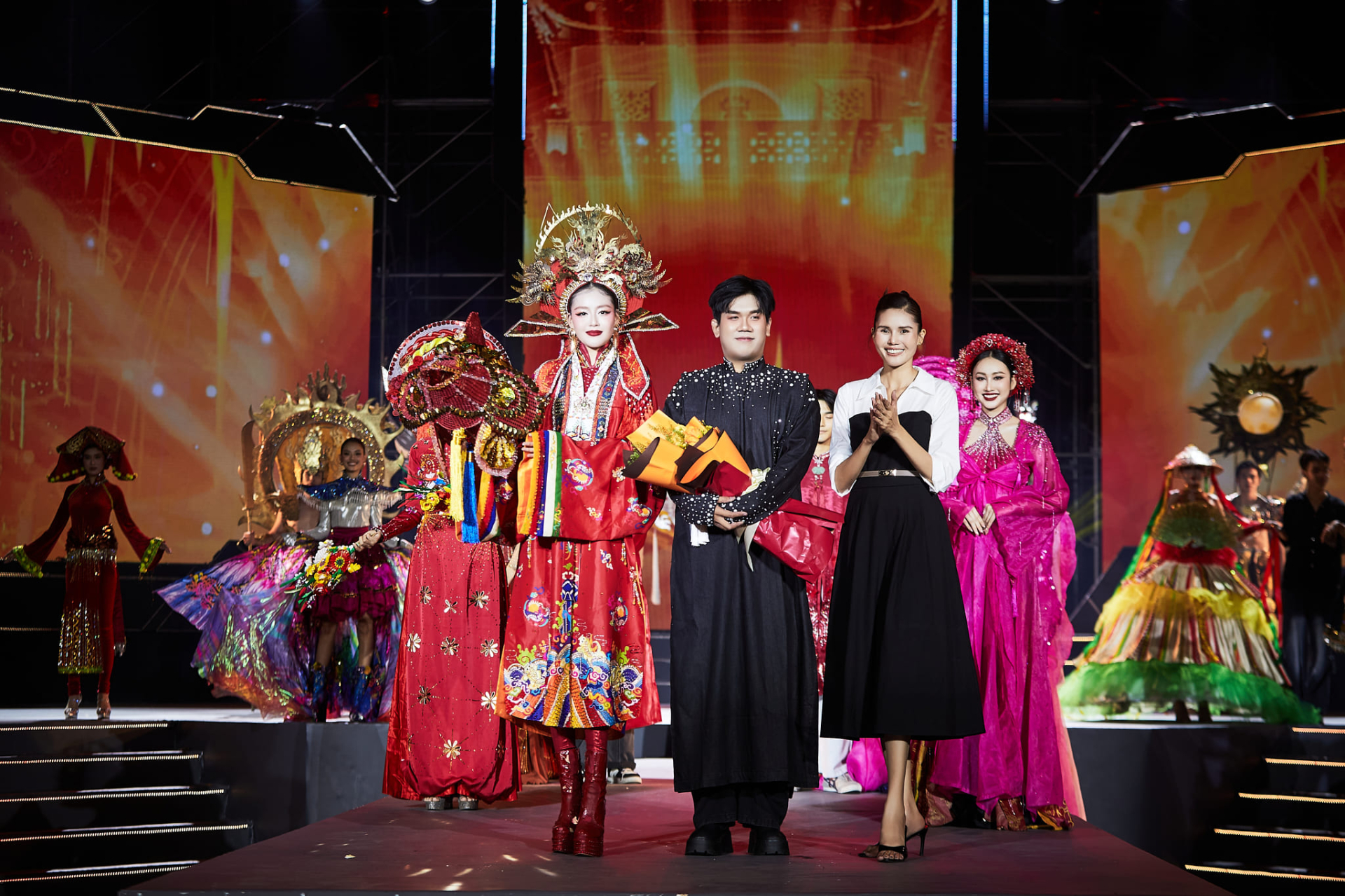 Kim Nguyên tặng hoa cho nhà thiết kế