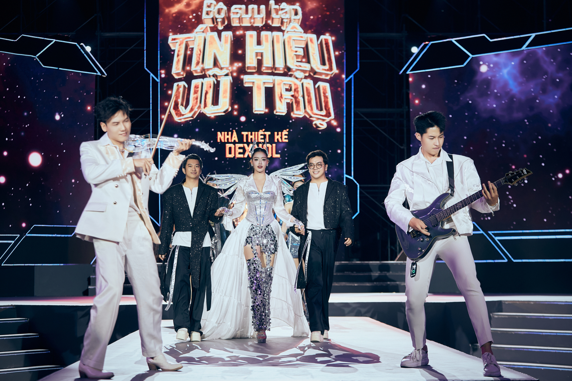 Hoa hậu Kim Nguyên - siêu mẫu Hùng Trần: Bộ đôi đạo diễn “giữ hồn Việt” trên sàn diễn thời trang - ảnh 5