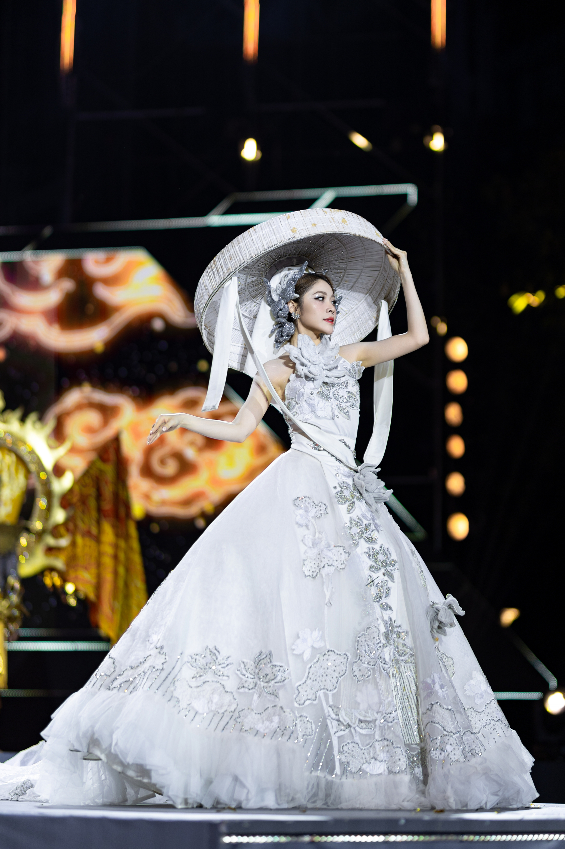 Hoa hậu Kim Nguyên - siêu mẫu Hùng Trần: Bộ đôi đạo diễn “giữ hồn Việt” trên sàn diễn thời trang - ảnh 8