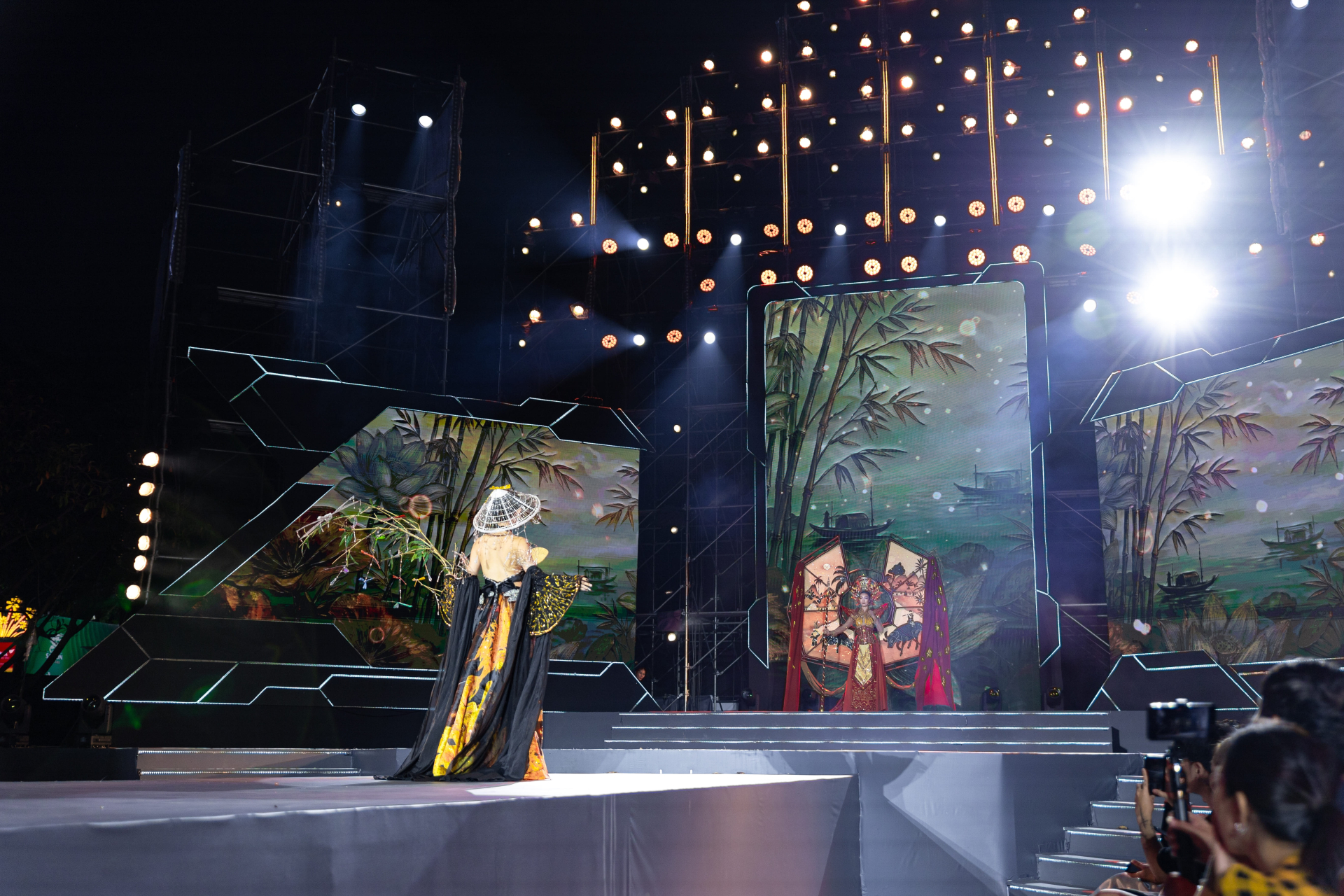 Hoa hậu Kim Nguyên - siêu mẫu Hùng Trần: Bộ đôi đạo diễn “giữ hồn Việt” trên sàn diễn thời trang - ảnh 9