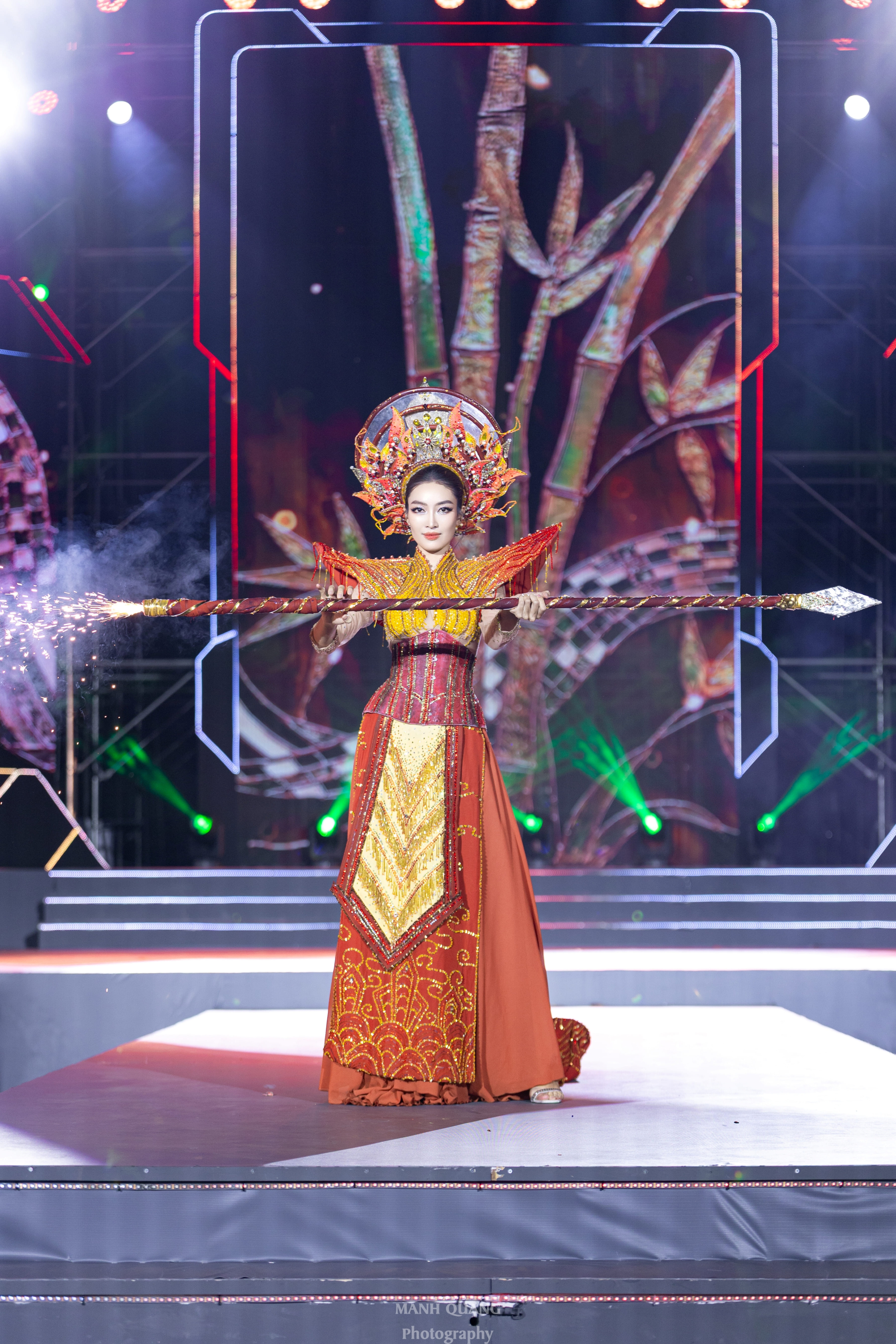 Hoa hậu Kim Nguyên - siêu mẫu Hùng Trần: Bộ đôi đạo diễn “giữ hồn Việt” trên sàn diễn thời trang - ảnh 15