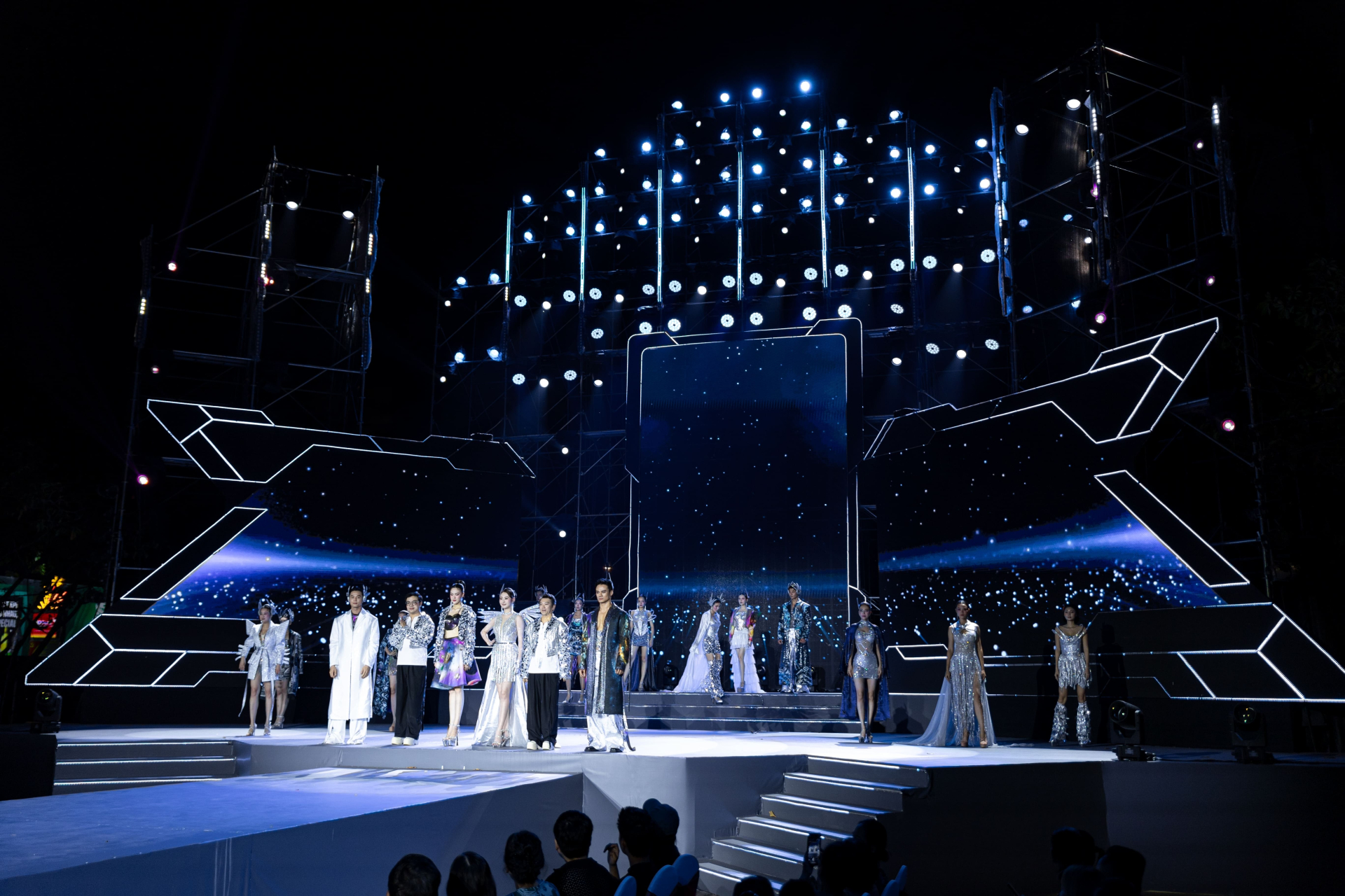 Hoa hậu Kim Nguyên - siêu mẫu Hùng Trần: Bộ đôi đạo diễn “giữ hồn Việt” trên sàn diễn thời trang - ảnh 11