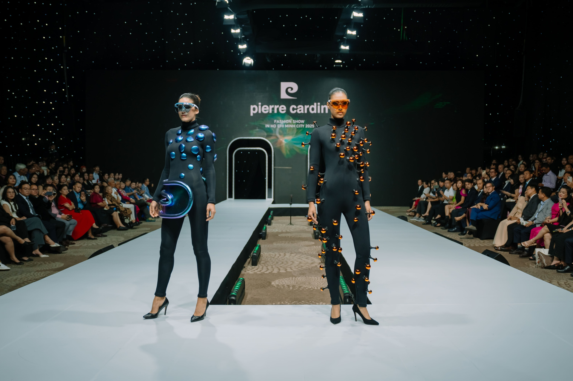 Quán quân Vietnam’s Next Top Model 2025 Lại Mai Hoa (bên phải) sải bước cùng người mẫu chính của Pierre Cardin Paris - Natacha Eguia (bên trái).