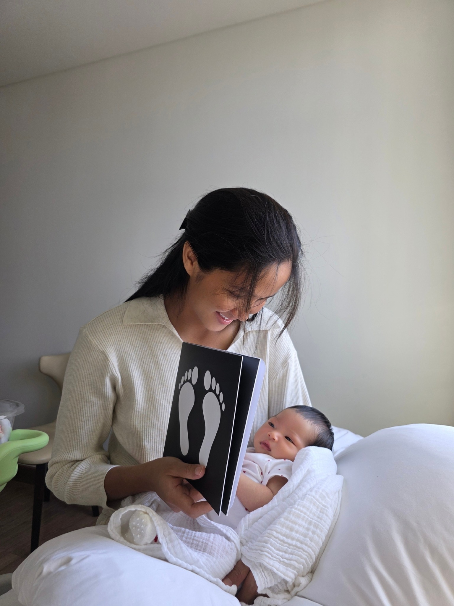 Chồng H’Hen Niê khoe con gái Ê Đê mắt to tròn đen láy, vừa chào đời đã được định sẵn thừa kế tài sản “khủng” - ảnh 4