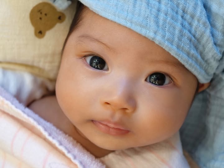 Bé Harley với đôi mắt to tròn đen láy