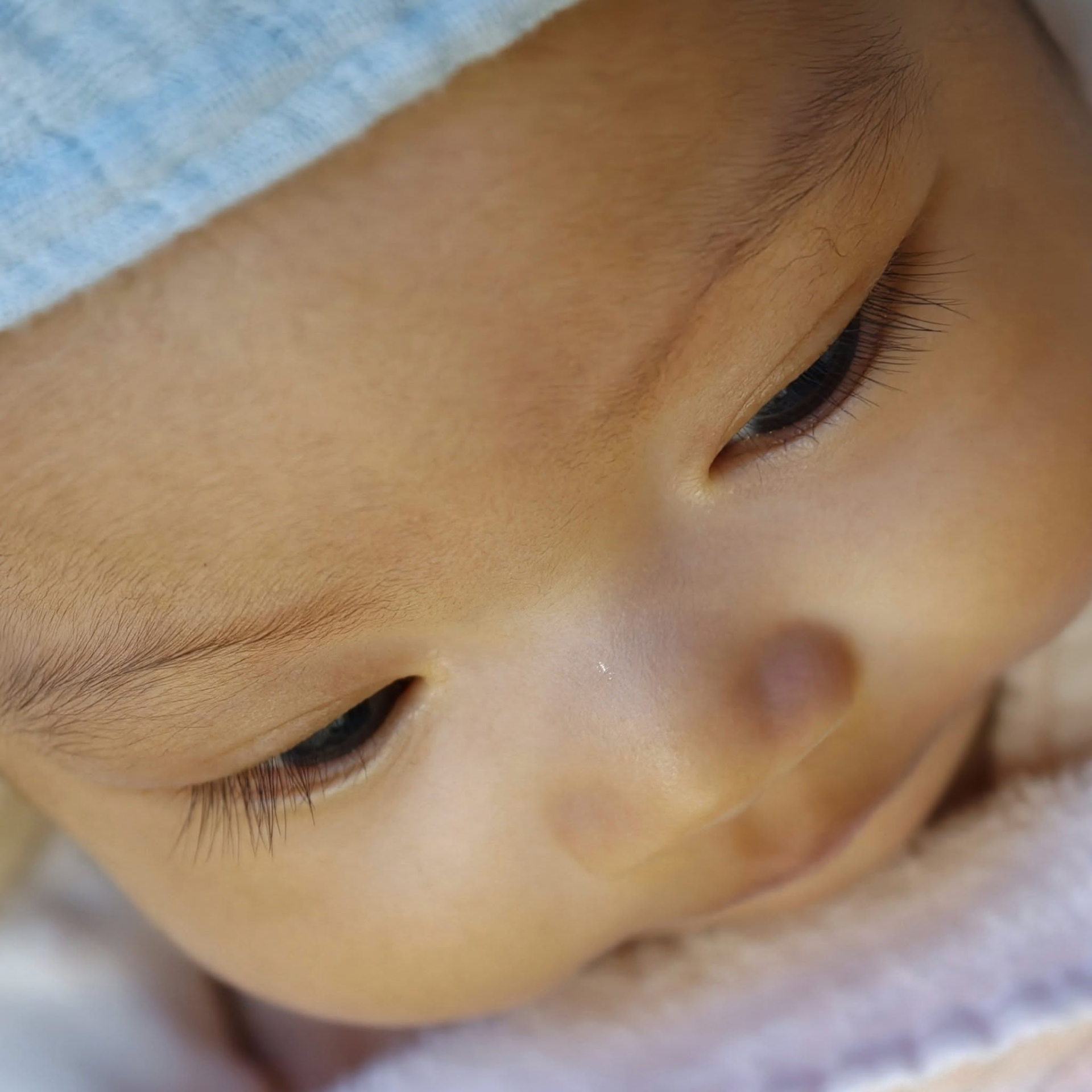 Bé còn sở hữu lông mi dài, cong vút