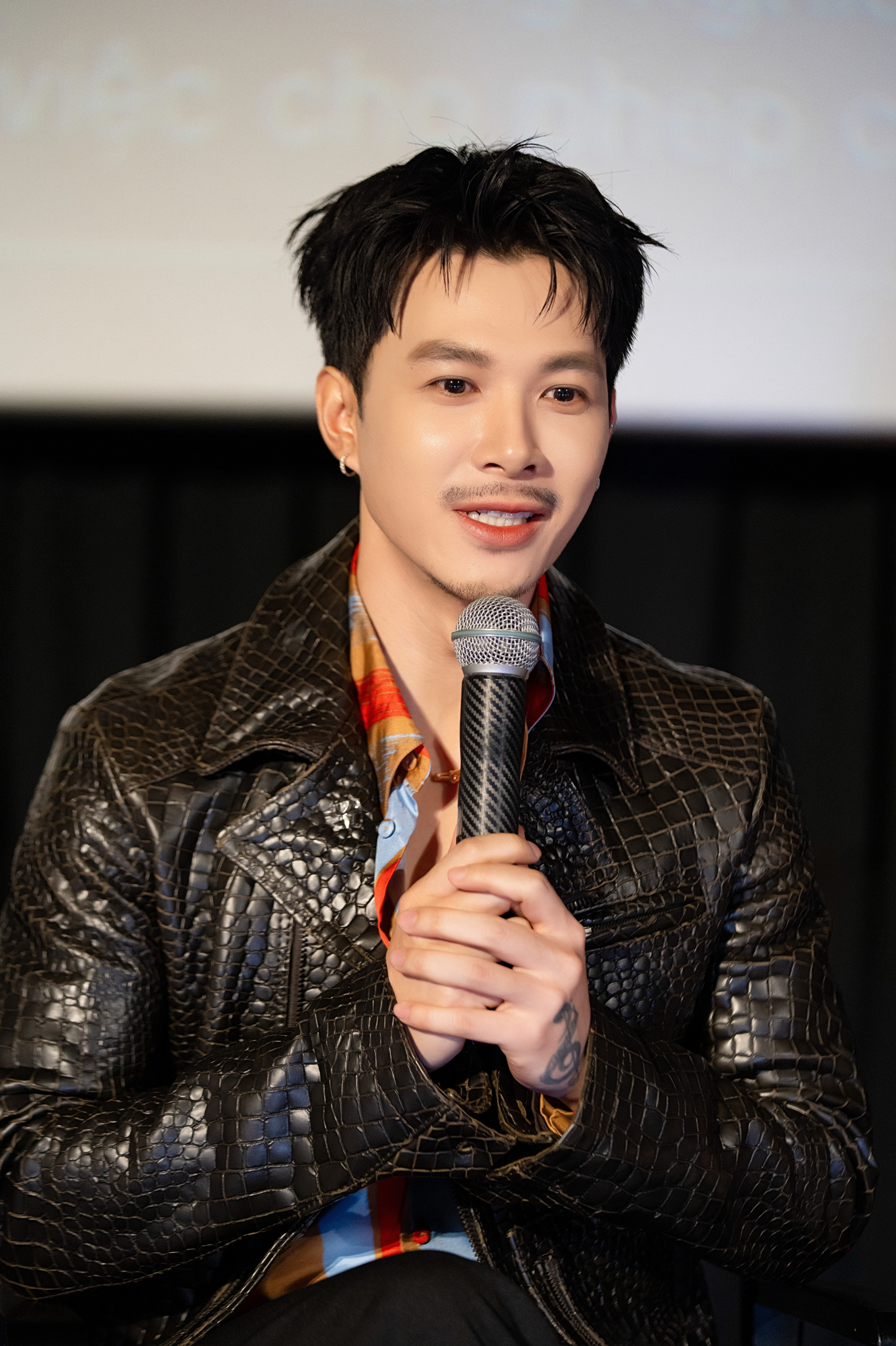 Anh Tú Atus chia sẻ phản ứng của vợ khi đóng cảnh 18+ với bạn diễn