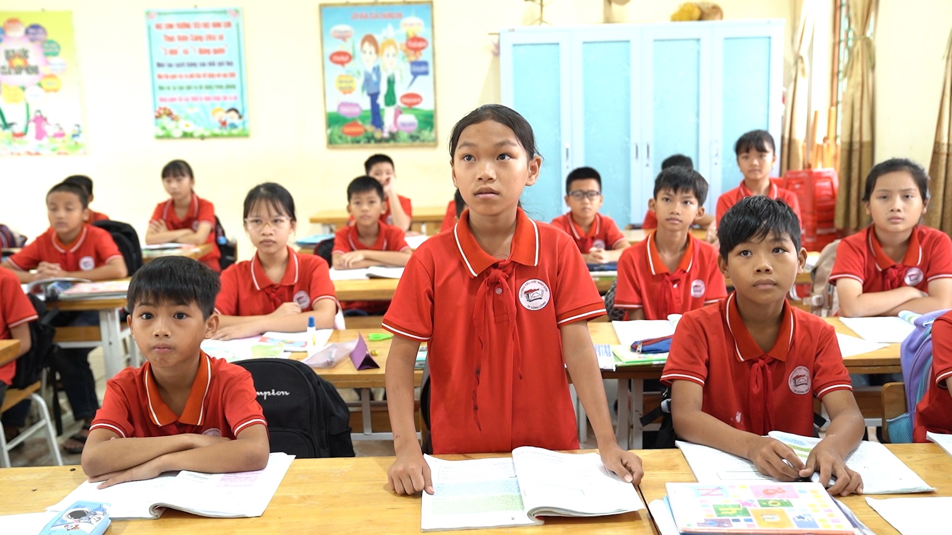 Hà Việt Dũng và Quỳnh Kool nghẹn lòng trước cậu bé lớp 4 mất mẹ, nuôi hai em chậm phát triển - ảnh 1