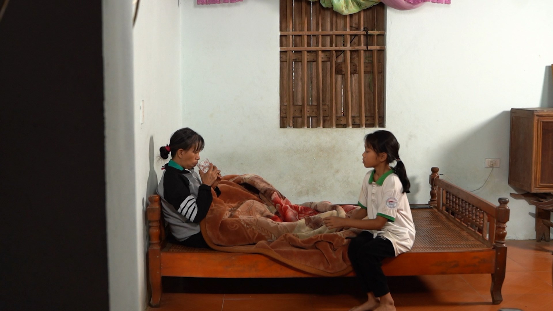 Hà Việt Dũng và Quỳnh Kool nghẹn lòng trước cậu bé lớp 4 mất mẹ, nuôi hai em chậm phát triển - ảnh 2