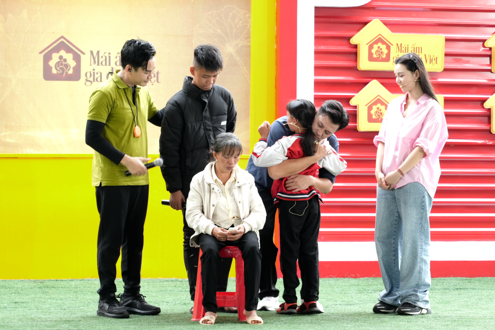 Hà Việt Dũng và Quỳnh Kool nghẹn lòng trước cậu bé lớp 4 mất mẹ, nuôi hai em chậm phát triển - ảnh 4