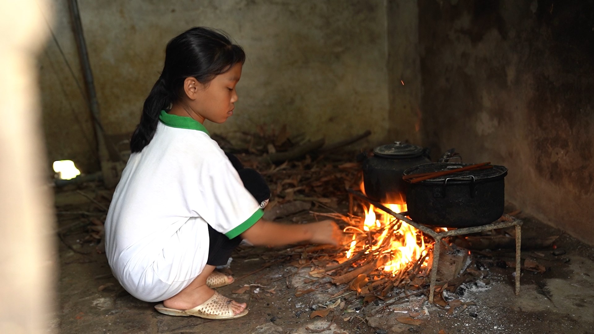 Hà Việt Dũng và Quỳnh Kool nghẹn lòng trước cậu bé lớp 4 mất mẹ, nuôi hai em chậm phát triển - ảnh 3