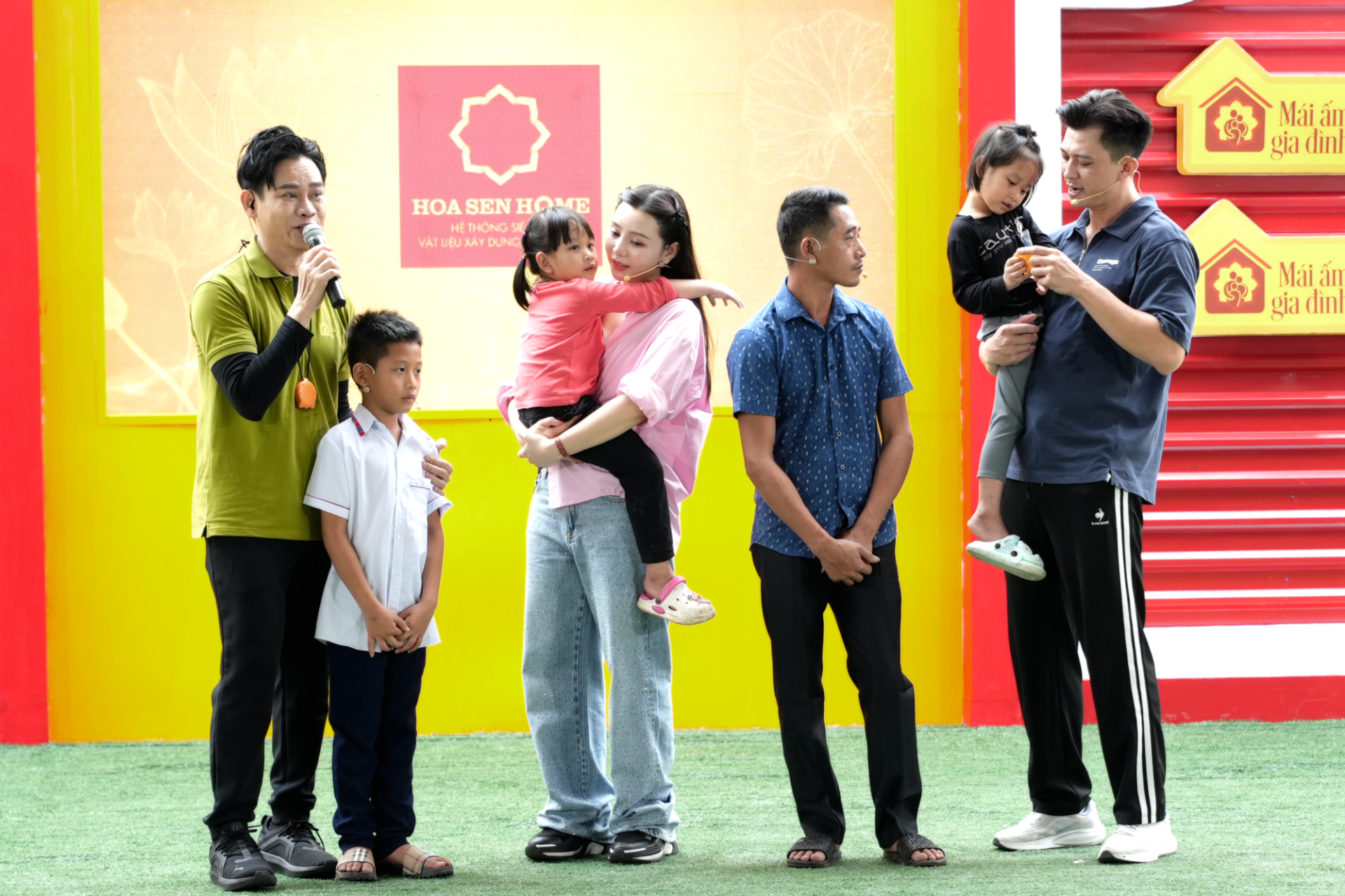 Hà Việt Dũng và Quỳnh Kool nghẹn lòng trước cậu bé lớp 4 mất mẹ, nuôi hai em chậm phát triển - ảnh 7