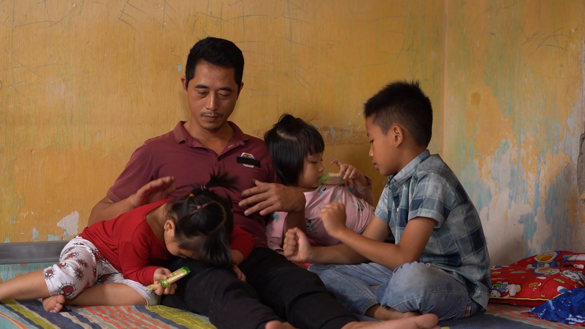 Hà Việt Dũng và Quỳnh Kool nghẹn lòng trước cậu bé lớp 4 mất mẹ, nuôi hai em chậm phát triển - ảnh 6