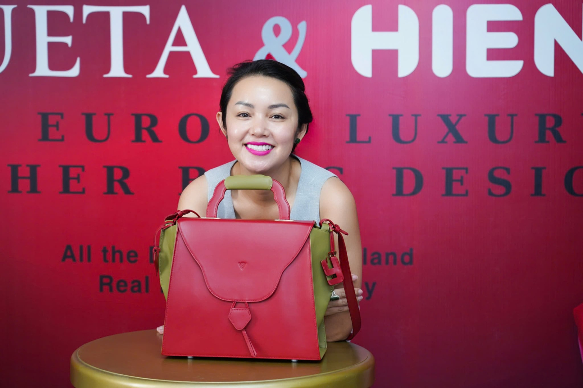 Amy Lê Anh sở hữu túi độc bản vài nghìn đô, món quà đặc biệt từ NTK Hà Lan gốc Việt - ảnh 2