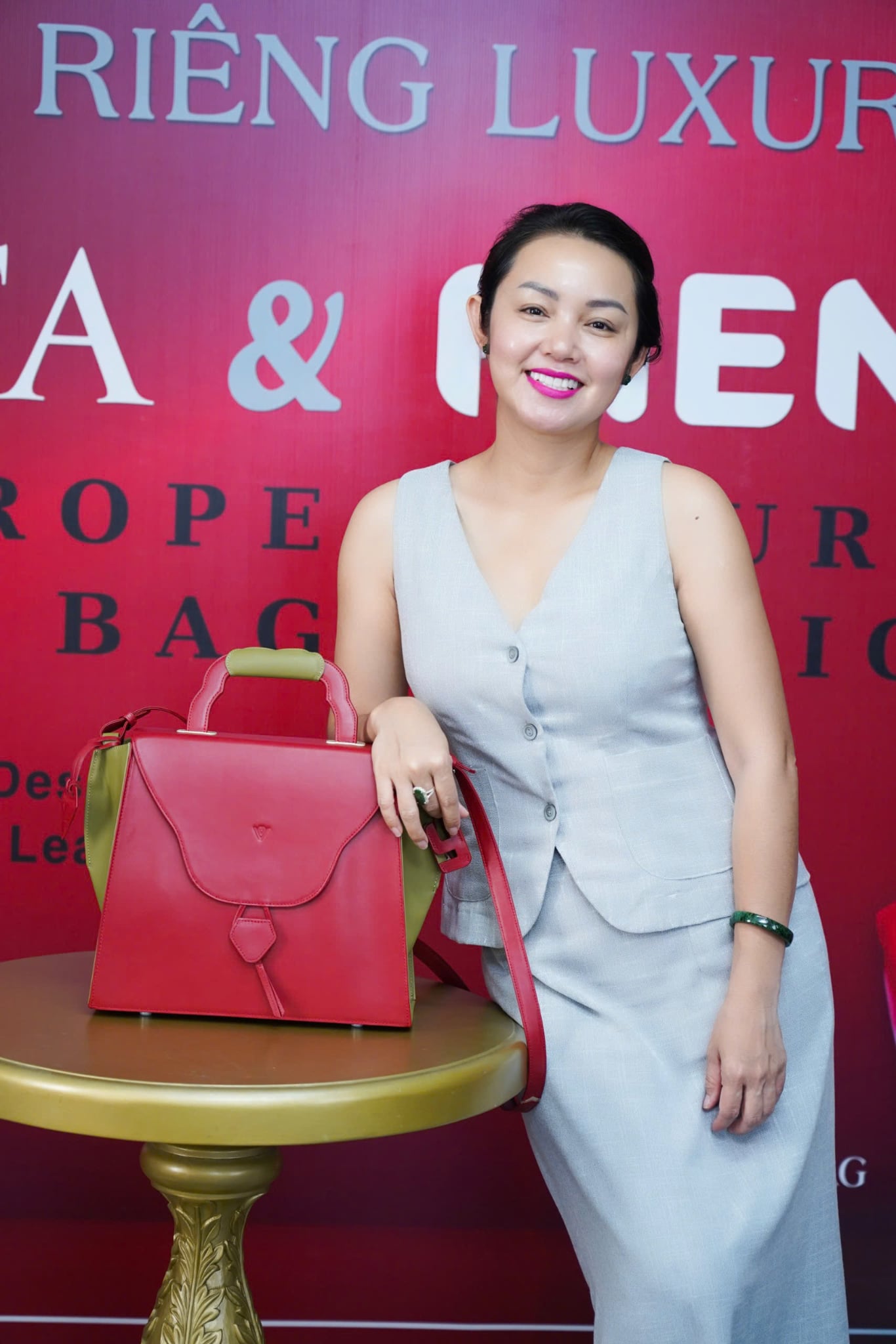 Chiếc túi có dáng chữ A, hai bên là ký tự Y, mặt trước nổi bật với chữ M, tạo thành ký hiệu “AMY”. Phần hông túi còn đính charm 3D khắc tên nữ ca sĩ, tăng thêm độ độc đáo.