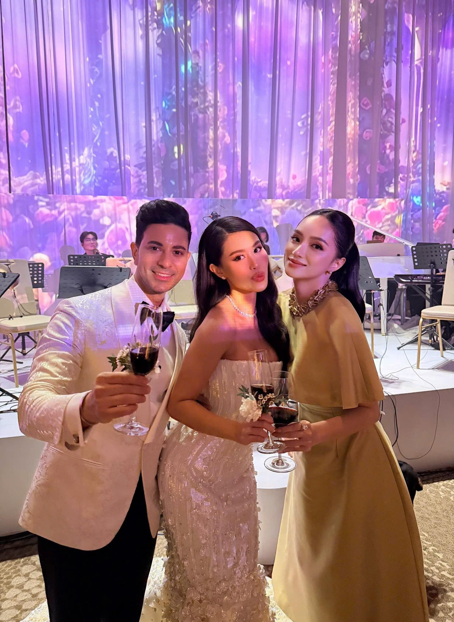 Hương Giang có mối quan hệ khá thân thiết với Tiên Nguyễn.