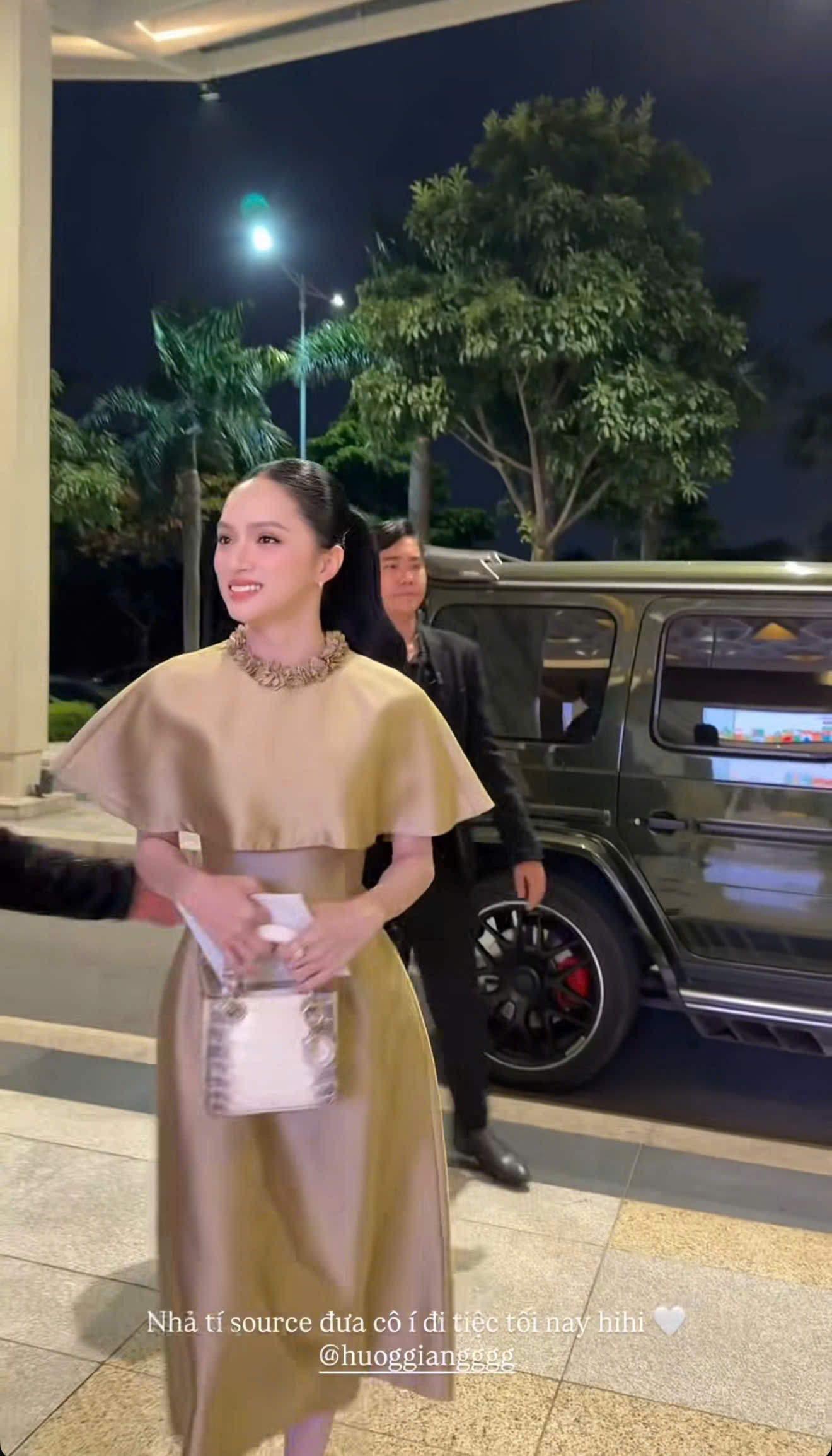 Đặng Thu Thảo - Hương Giang 'đụng hàng' túi hiệu gần 1 tỷ đồng trong đám cưới Tiên Nguyễn - ảnh 2