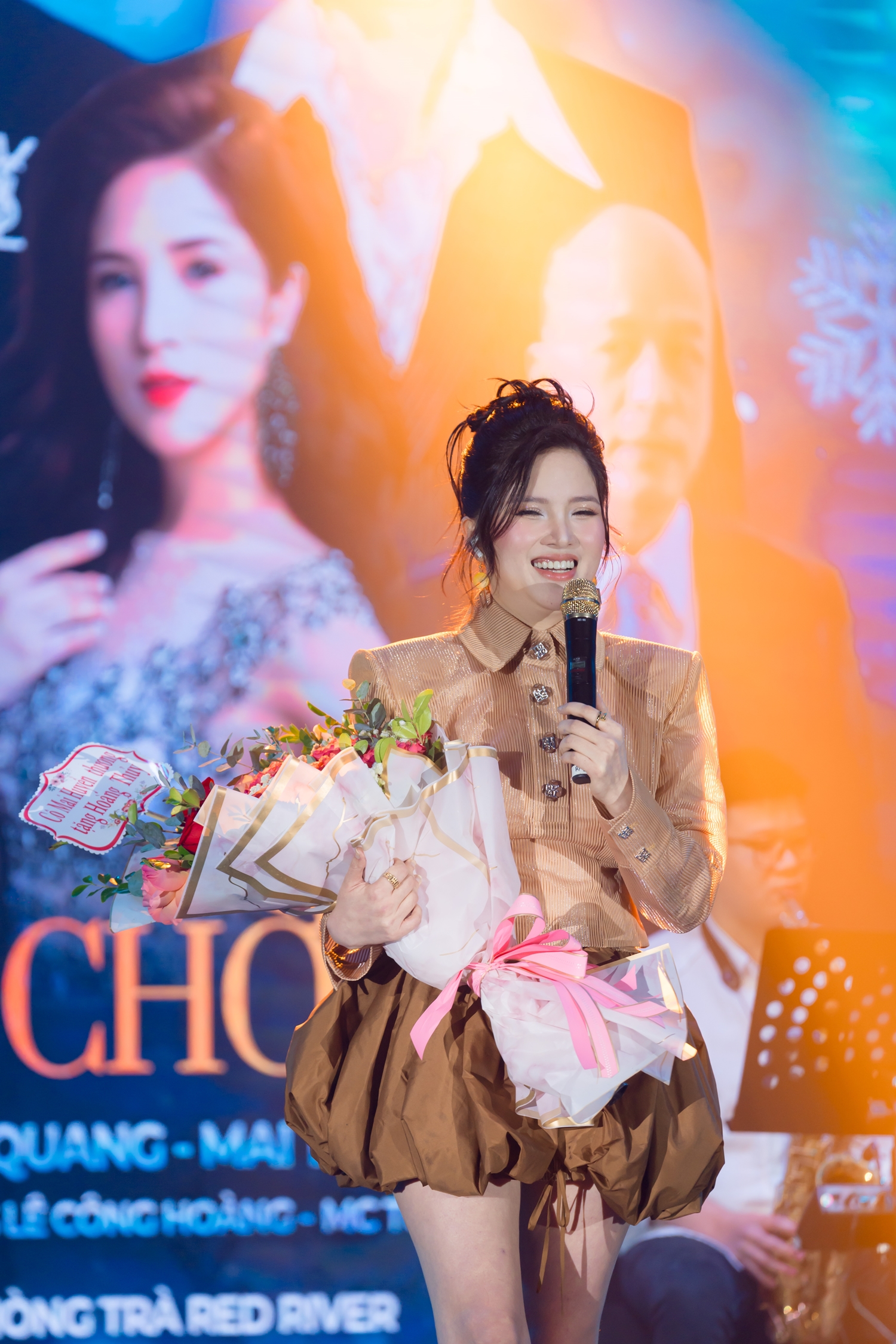 Hoàng Thủy khiến khán giả xúc động với tấm lòng nhân ái