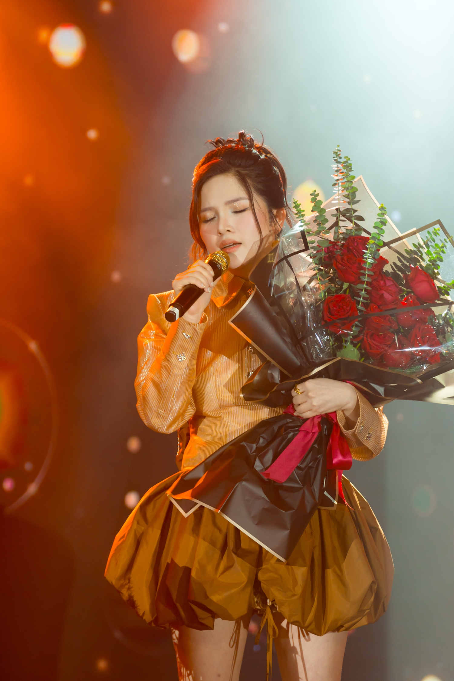 Hoàng Thủy: 'Danh hiệu Hoa hậu hay ca sĩ không chỉ để tỏa sáng dưới ánh đèn sân khấu' - ảnh 1