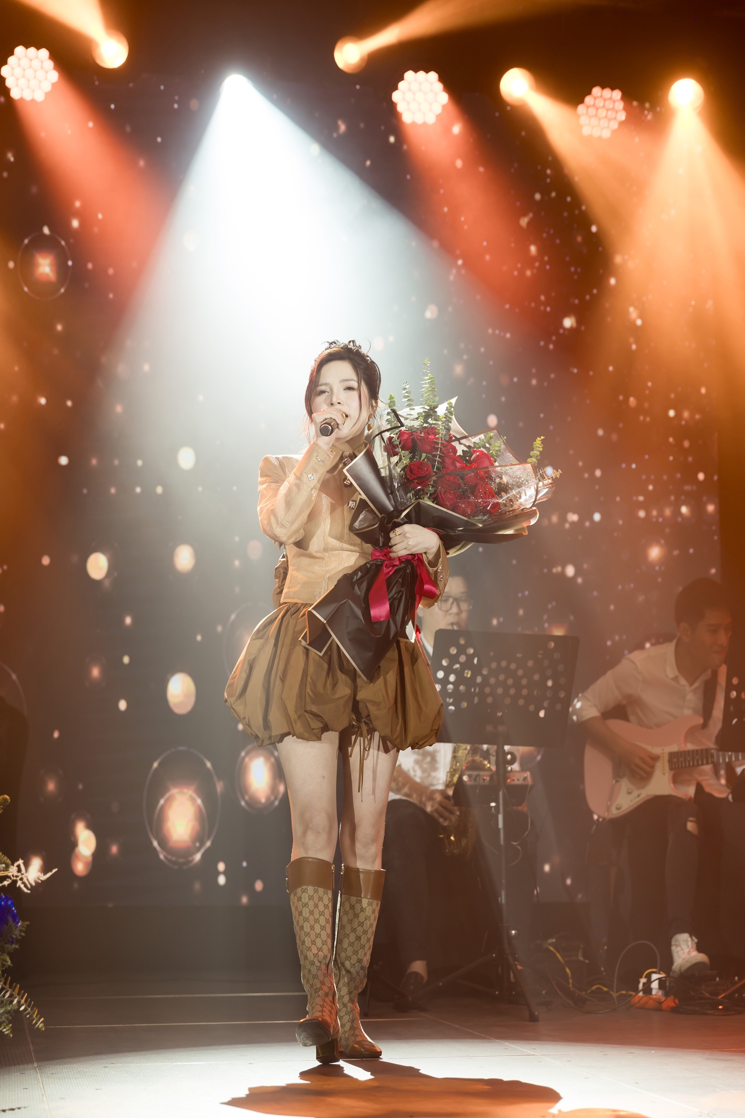 Hoàng Thủy: 'Danh hiệu Hoa hậu hay ca sĩ không chỉ để tỏa sáng dưới ánh đèn sân khấu' - ảnh 4