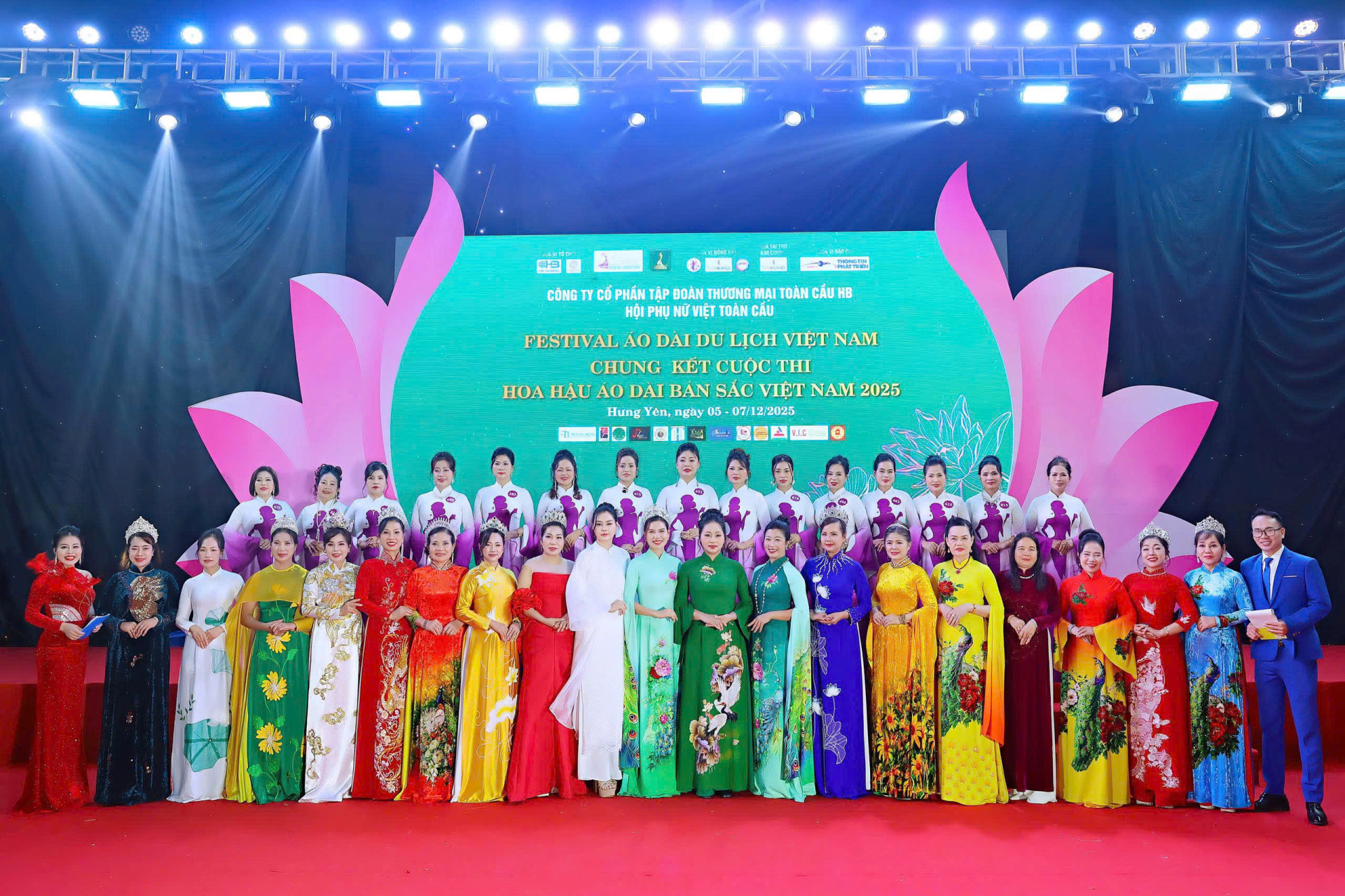 Sắc áo dài phủ kín Hưng Yên: 1.500 người xếp hình bản đồ Việt Nam tại Festival Áo dài Du lịch Việt Nam 2025 - ảnh 1