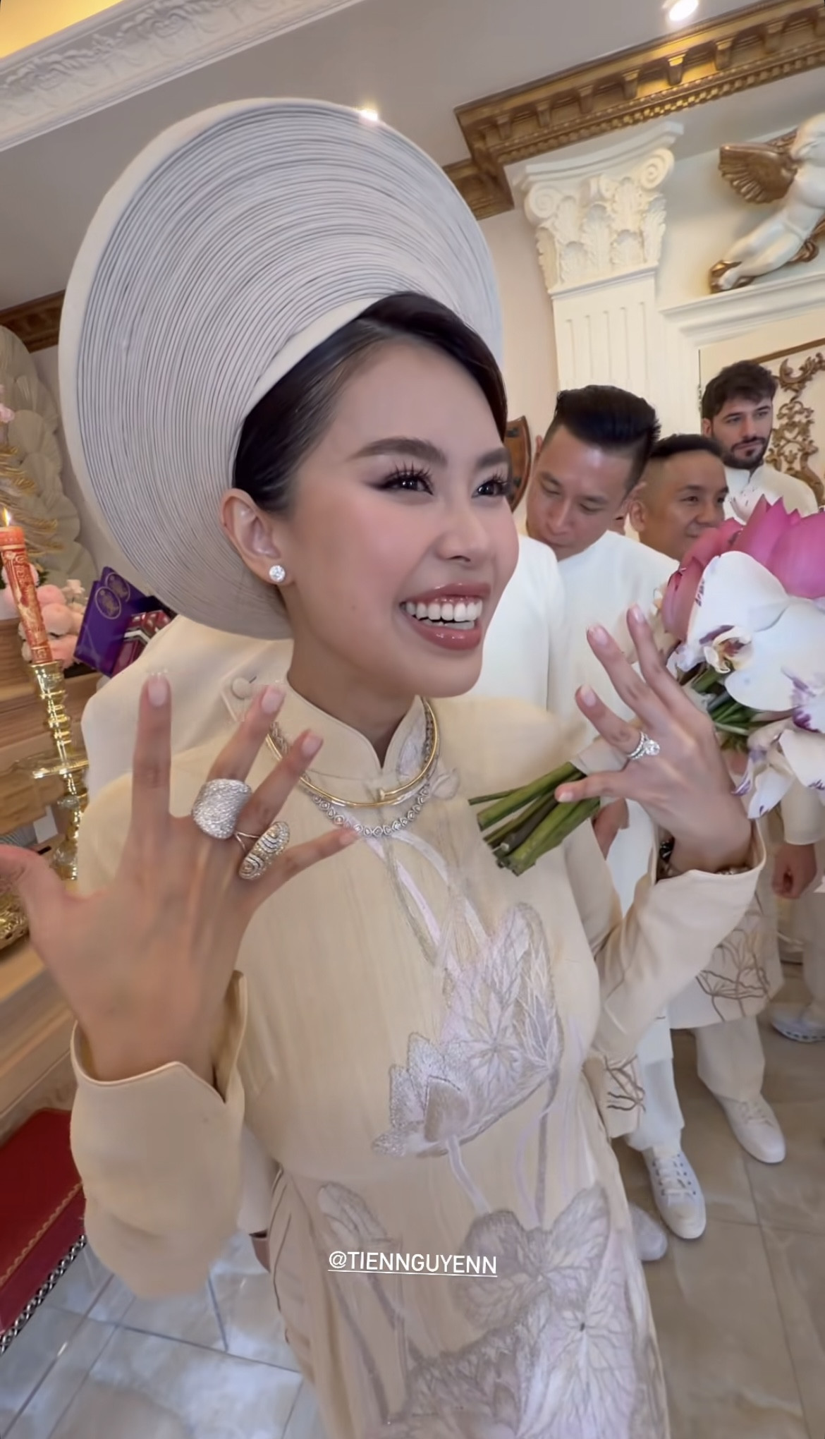 Tiên Nguyễn sang chảnh trong tà áo dài truyền thống.