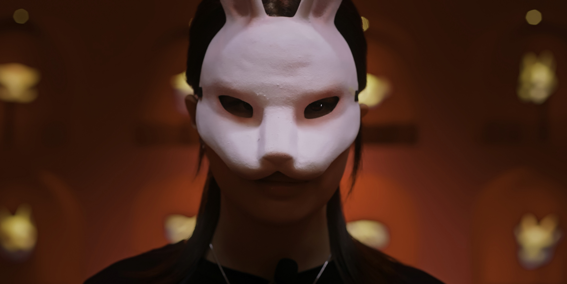 Góc quay hé lộ vẻ lạnh lùng sau mặt nạ thỏ, vậy ai mới là kẻ thao túng?