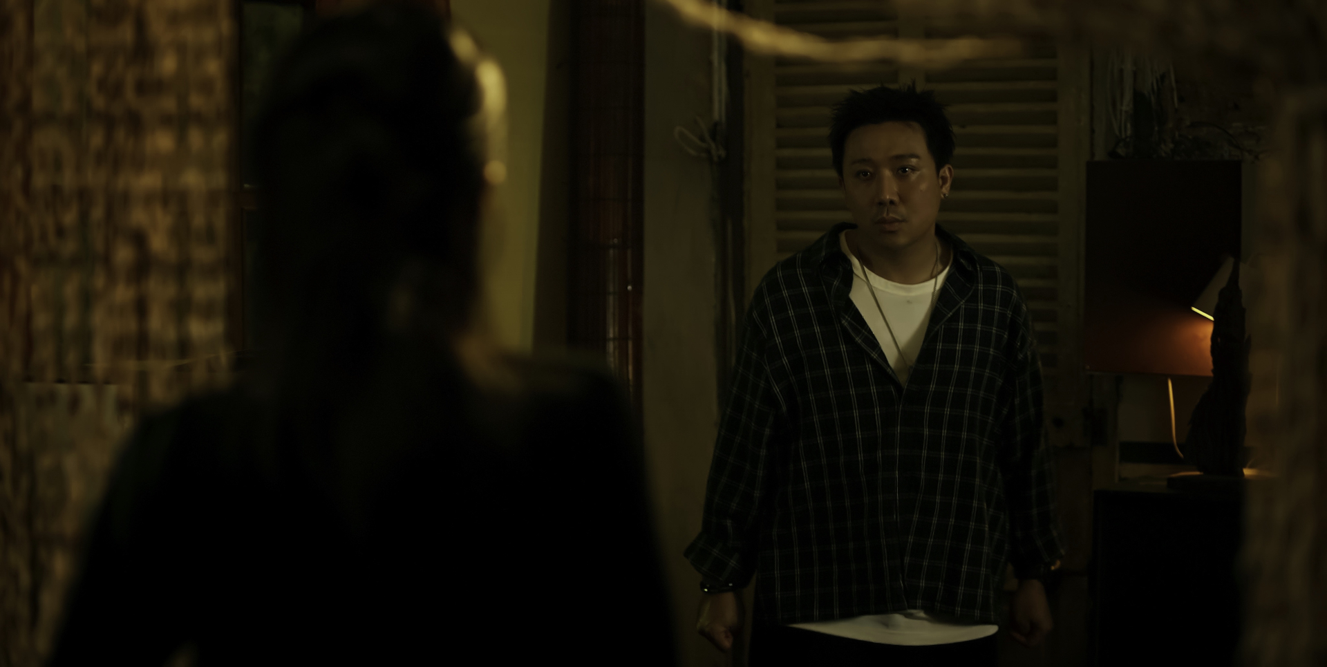 Trấn Thành xuất hiện với ánh mắt sắc lạnh, đầy hằn học