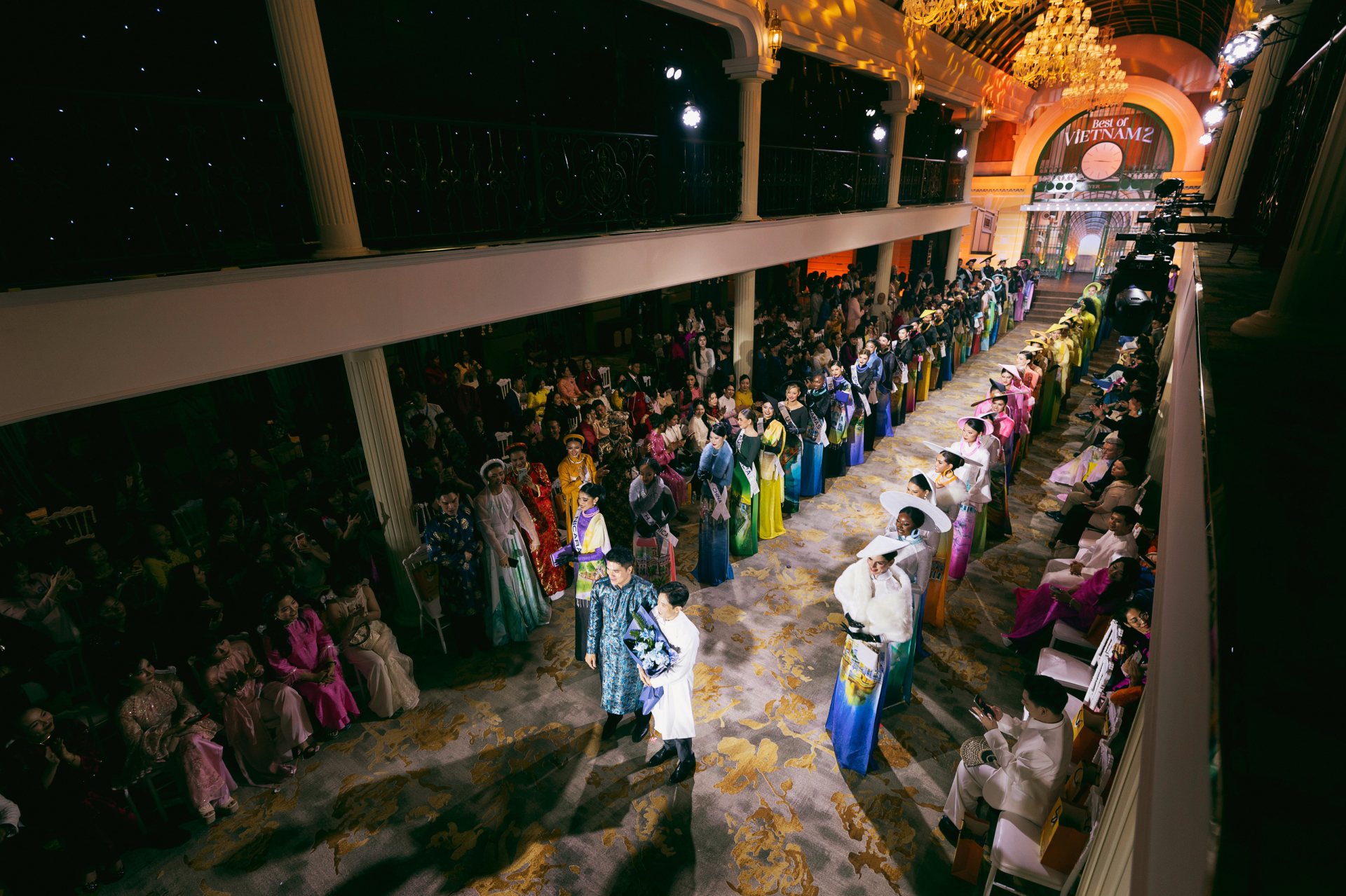 Fashion Show “Best of Vietnam” mang đến bộ sưu tập tôn vinh biểu tượng văn hóa các quốc gia trên nền sân khấu tái hiện Bưu điện TP.HCM hơn 130 năm tuổi.