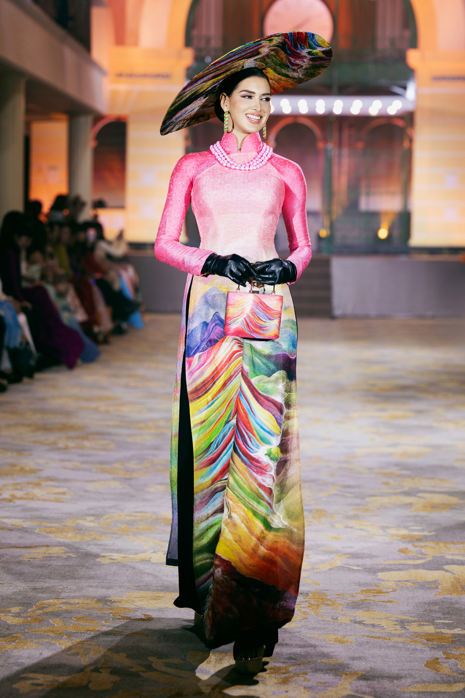 Gam màu ombre tạo hiệu ứng chuyển sắc ấn tượng cho tà áo.