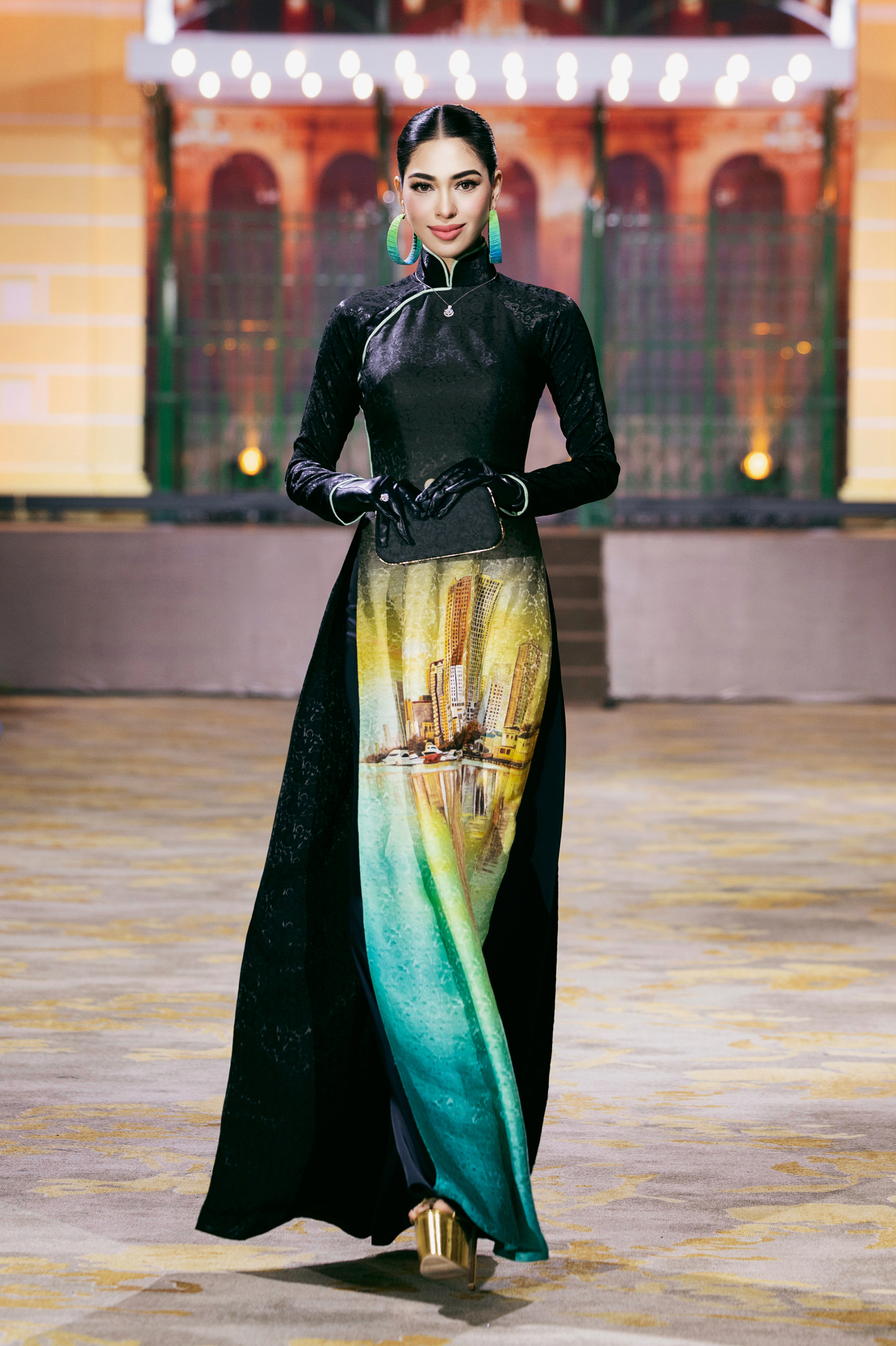 Nhà thiết kế chọn lụa tơ tằm làm chất liệu chủ đạo cho bộ sưu tập.