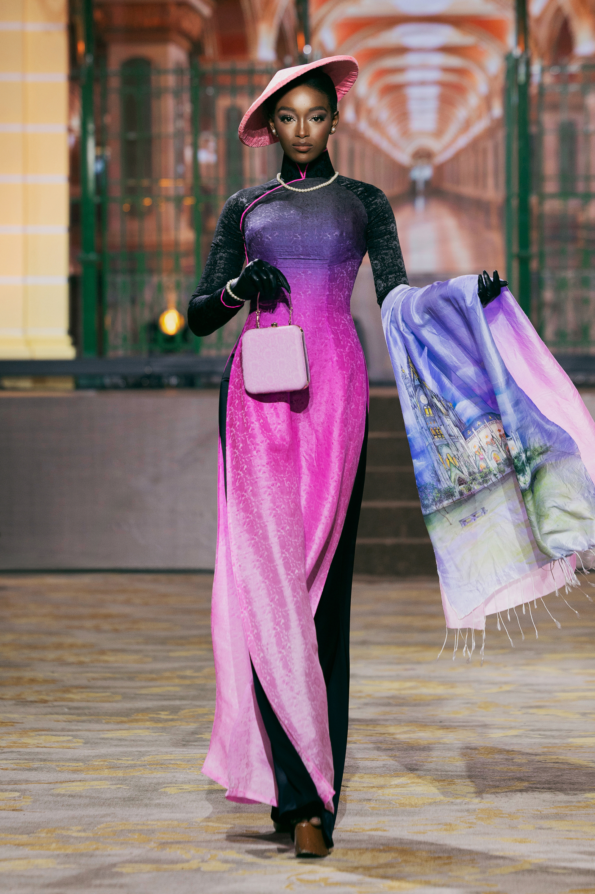 Phụ kiện khăn lụa và nón lá giúp màn trình diễn thêm sinh động.