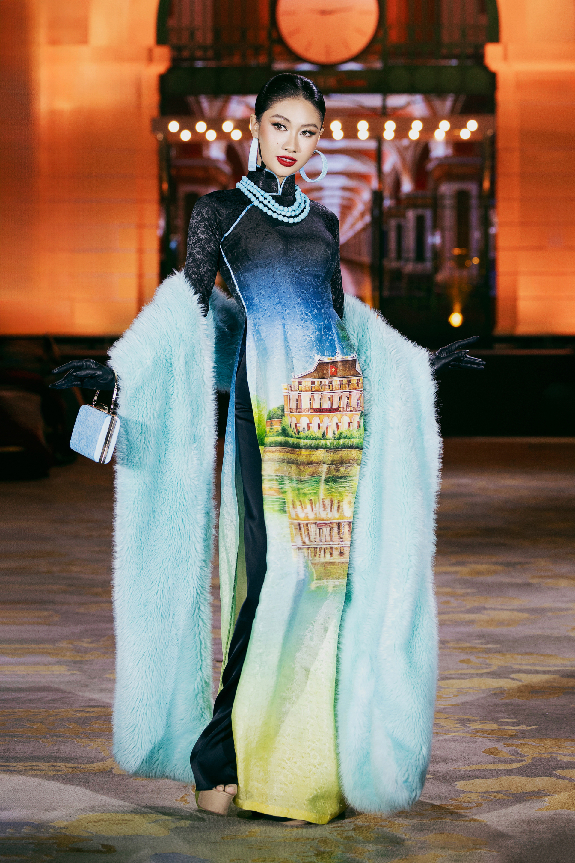 Phương Linh nổi bật trong mẫu áo dài khắc họa Bến Nhà Rồng.