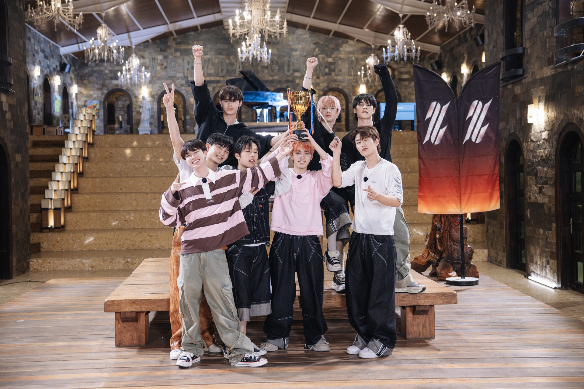 Các tân binh dần gắn kết như 1 gia đình sau hành trình dài đồng hành cùng nhau