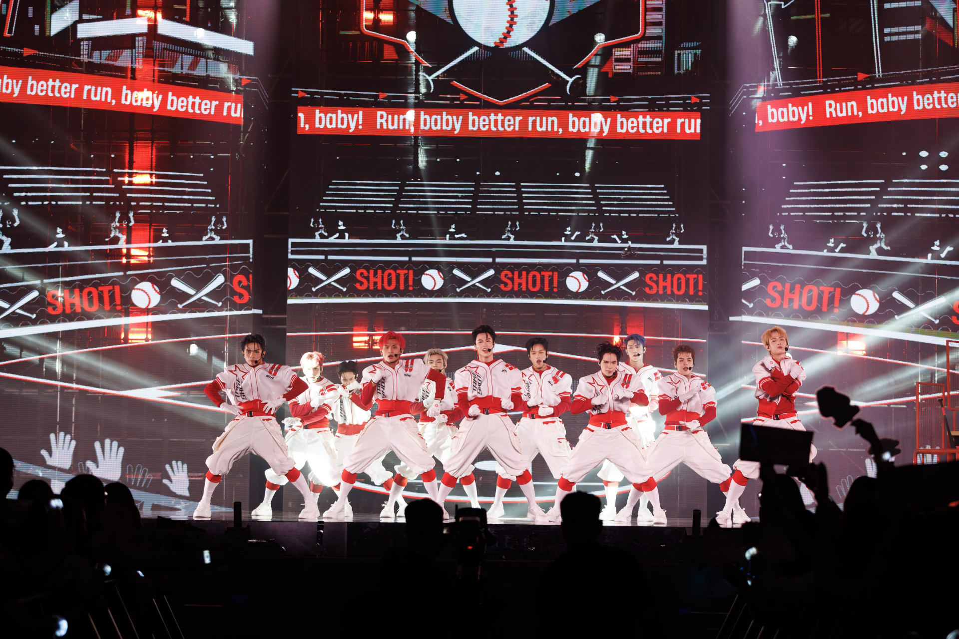 Sân khấu “Take a Shot” của 11 Tân binh toàn năng