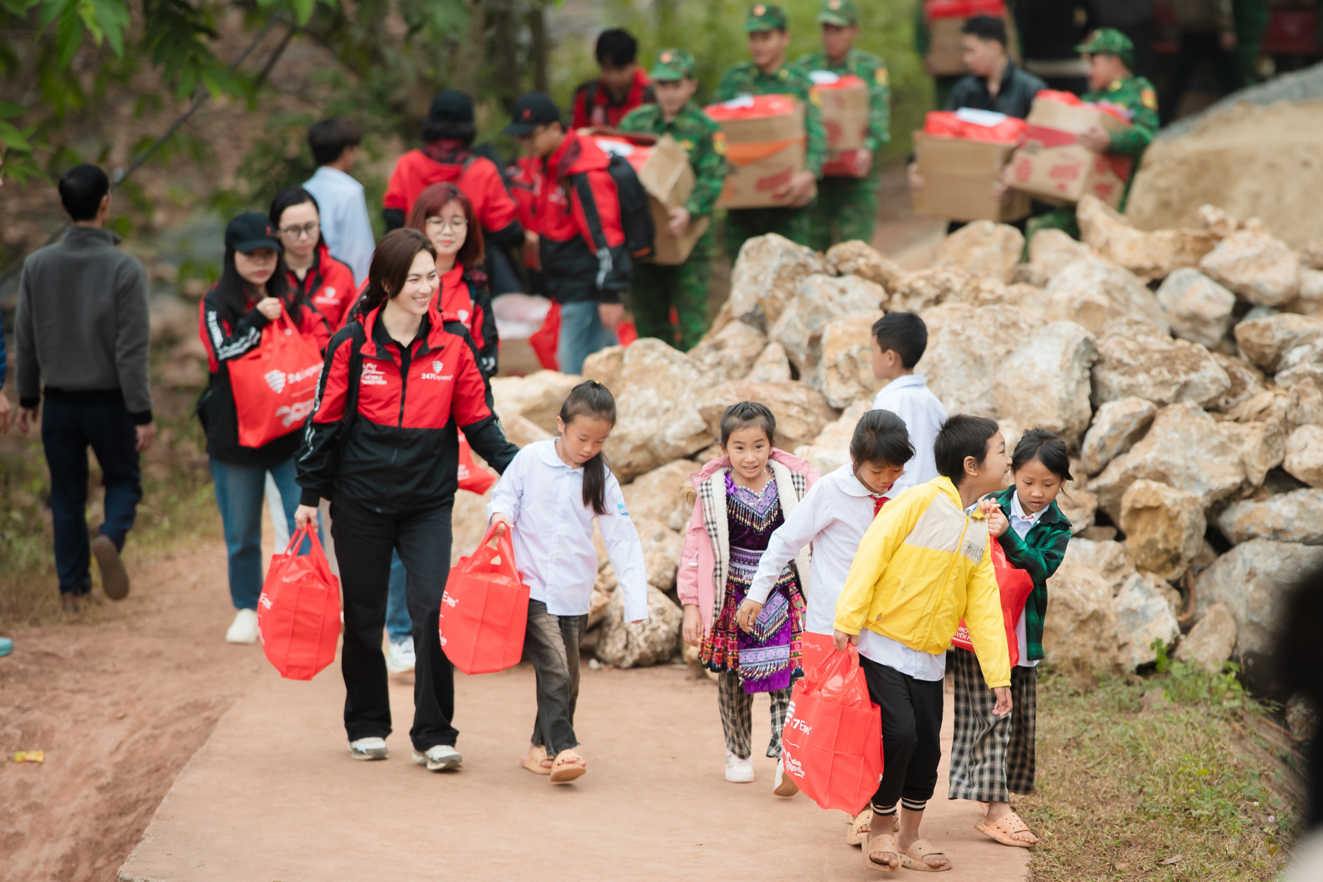 Phương Anh Đào trong chuyến đi “Giao Nắng”: Khi nỗi đau ngoài đời vượt xa phim ảnh - ảnh 1