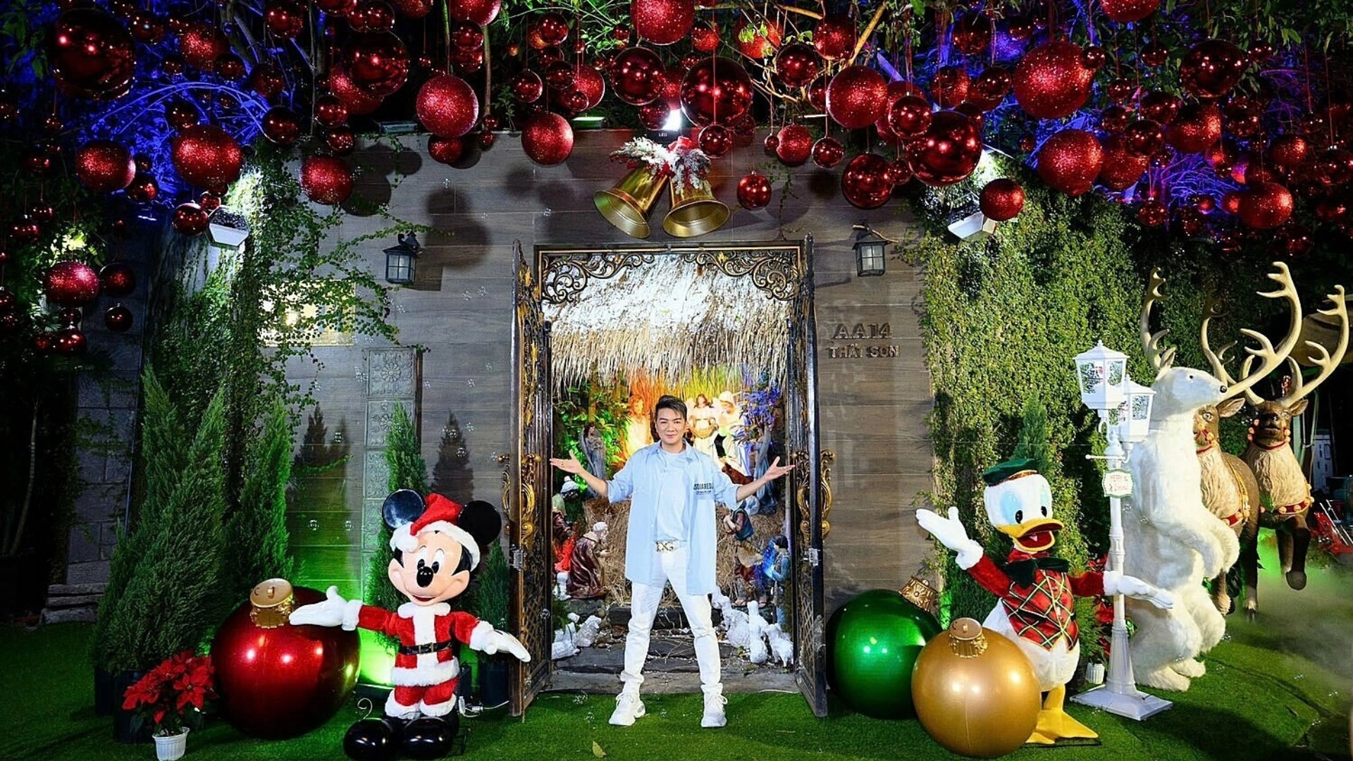 Hàng năm, Đàm Vĩnh Hưng đều trang trí ngôi nhà cũ đón Giáng sinh.