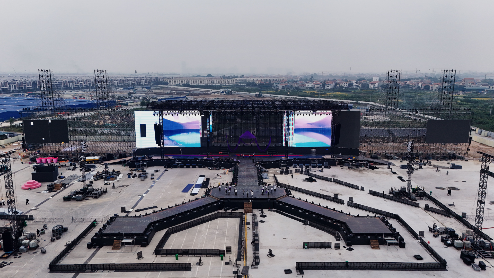 Sân khấu trải dài 240m