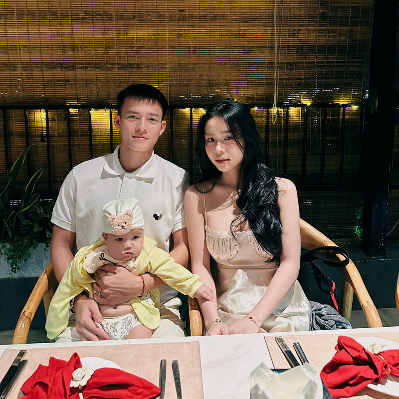Gia đình nhỏ hạnh phúc của nam cầu thủ