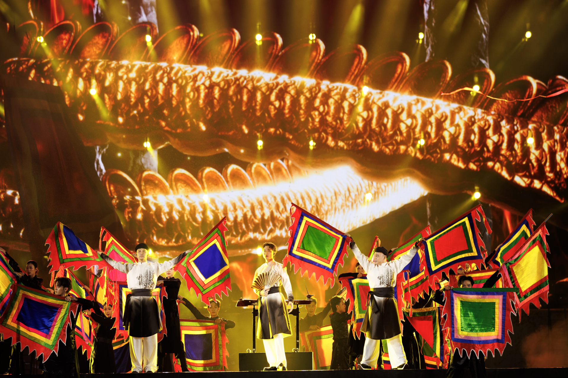 Y Concert: Tôn vinh Văn hoá dân tộc, kết nối các thế hệ nghệ sĩ là điểm neo khiến hàng ngàn người cùng hoà nhịp - ảnh 2