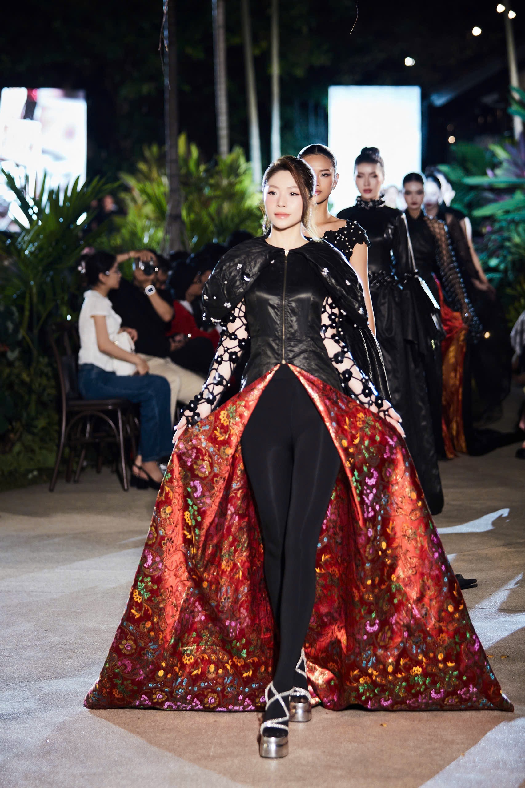 Hoa hậu Thanh Thảo mở màn BST “Lãnh Mỹ A - Huê Khôi Xứ Nam Kỳ” với vẻ đẹp quyền quý.