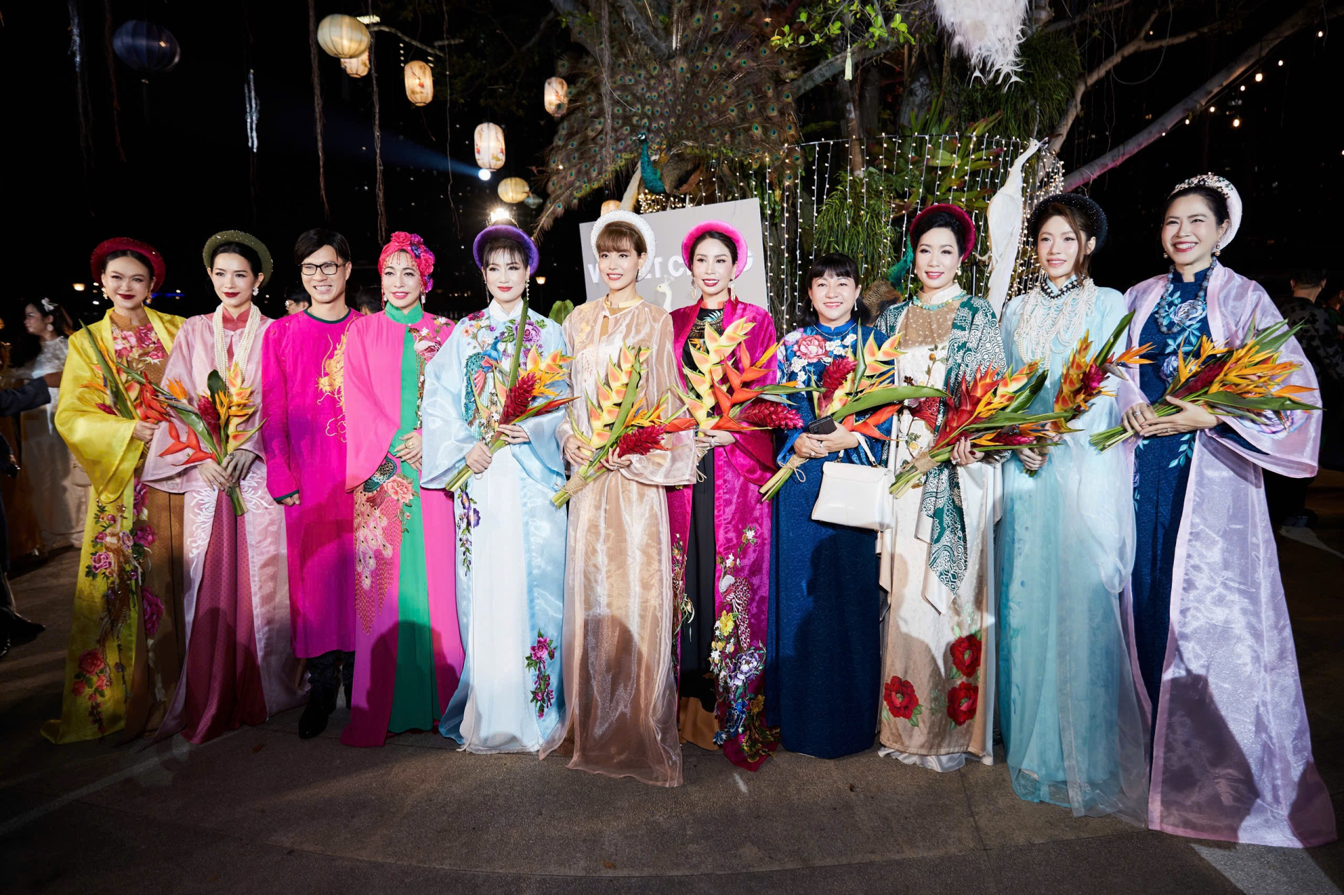 Hoa hậu Hà Kiều Anh khoe nhan sắc không tuổi tại sự kiện kỷ niệm 30 năm sự nghiệp của NTK Võ Việt Chung - ảnh 11