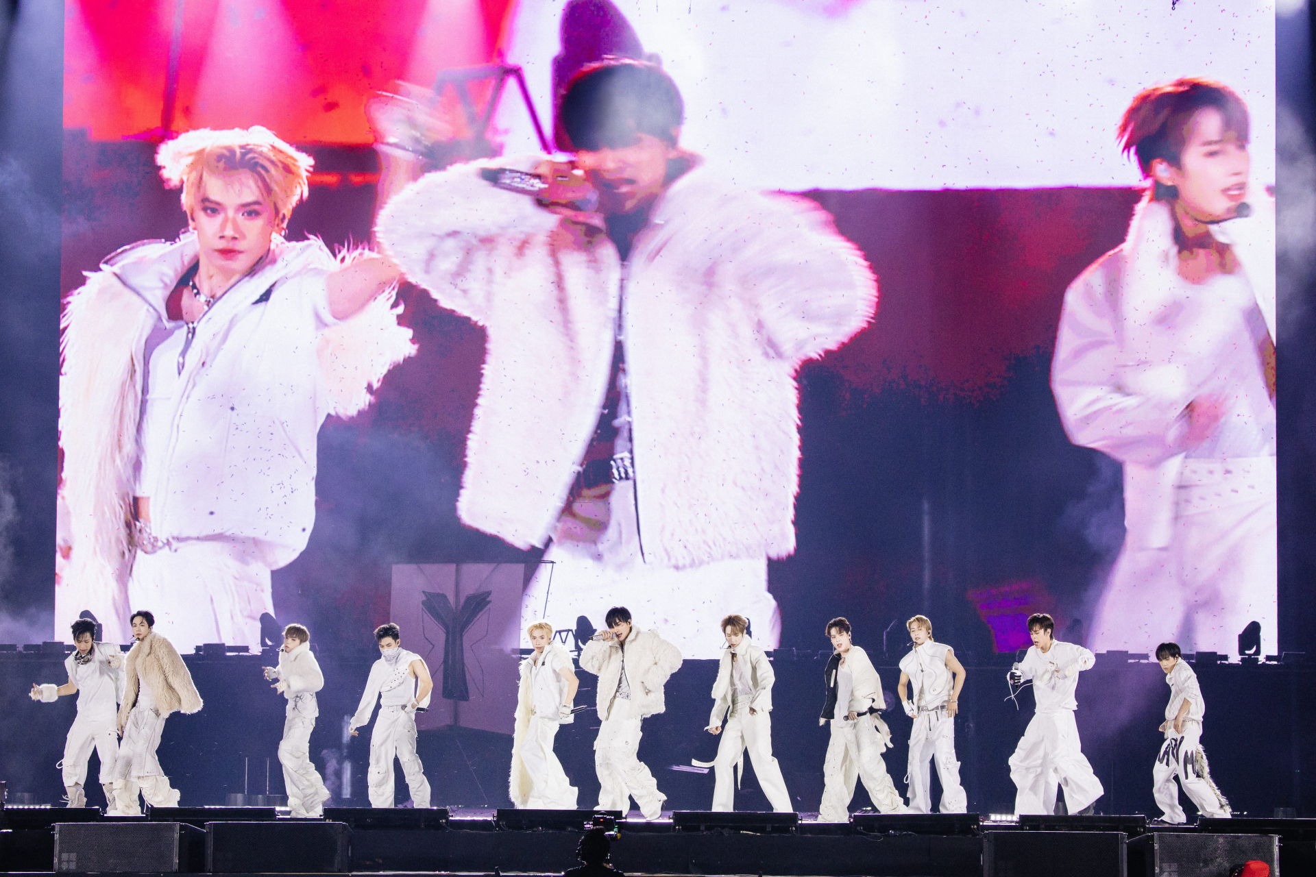 Viral khoảnh khắc dàn tân binh cùng các anh tài, chị đẹp ở hậu trường - ảnh 1