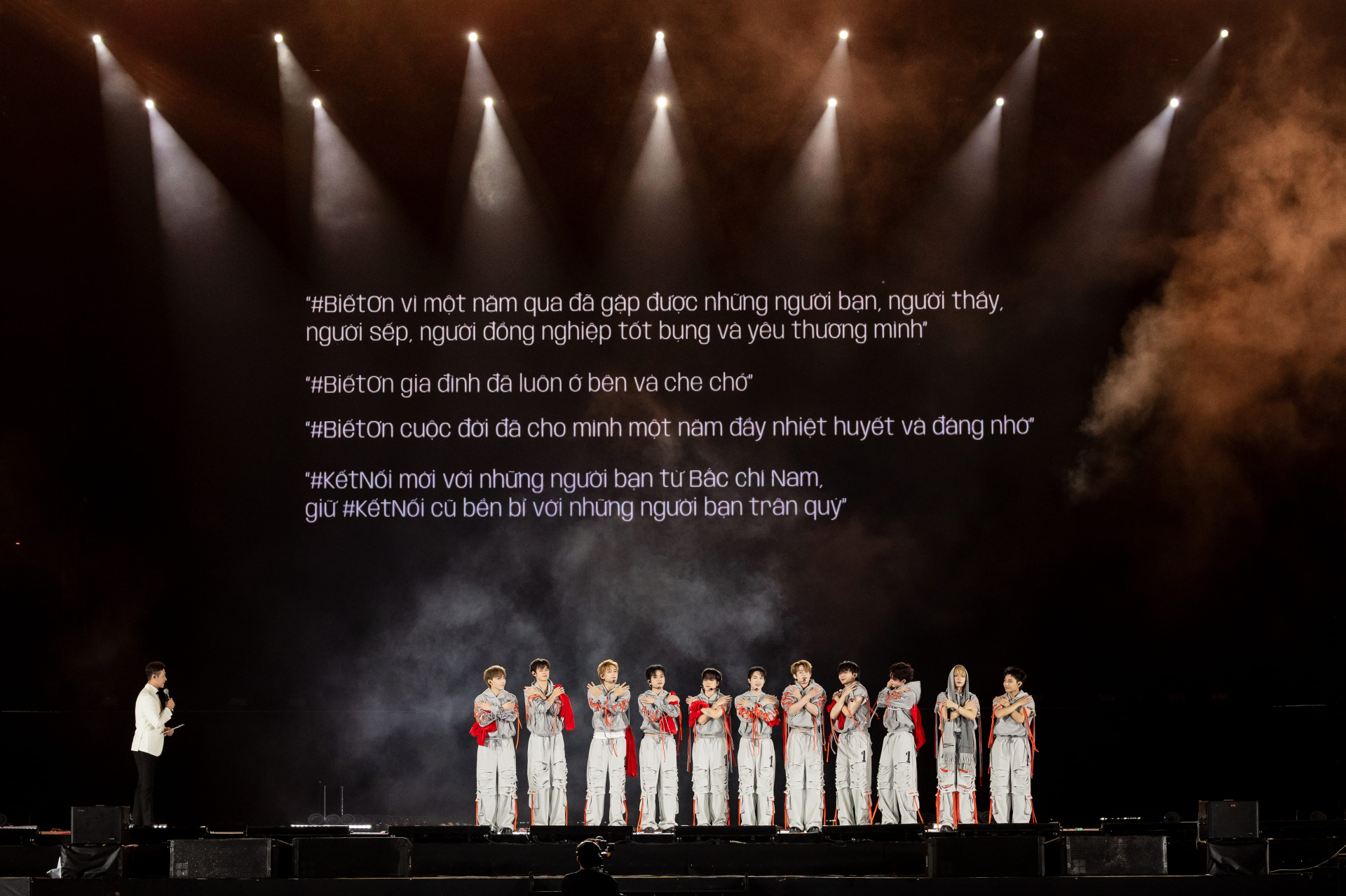 Viral khoảnh khắc dàn tân binh cùng các anh tài, chị đẹp ở hậu trường - ảnh 6