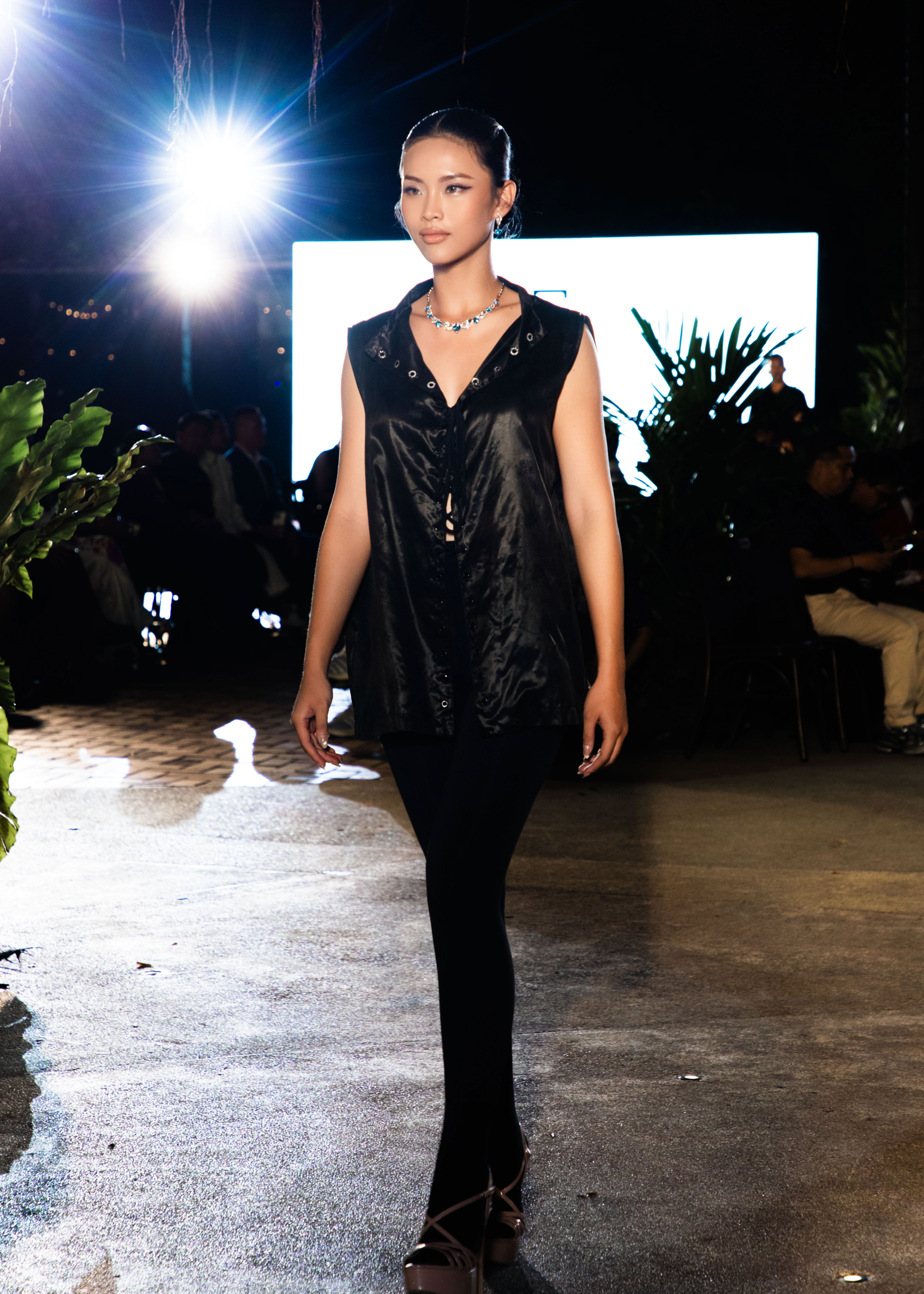 Hoa hậu Hà Kiều Anh khoe nhan sắc không tuổi tại sự kiện kỷ niệm 30 năm sự nghiệp của NTK Võ Việt Chung - ảnh 7