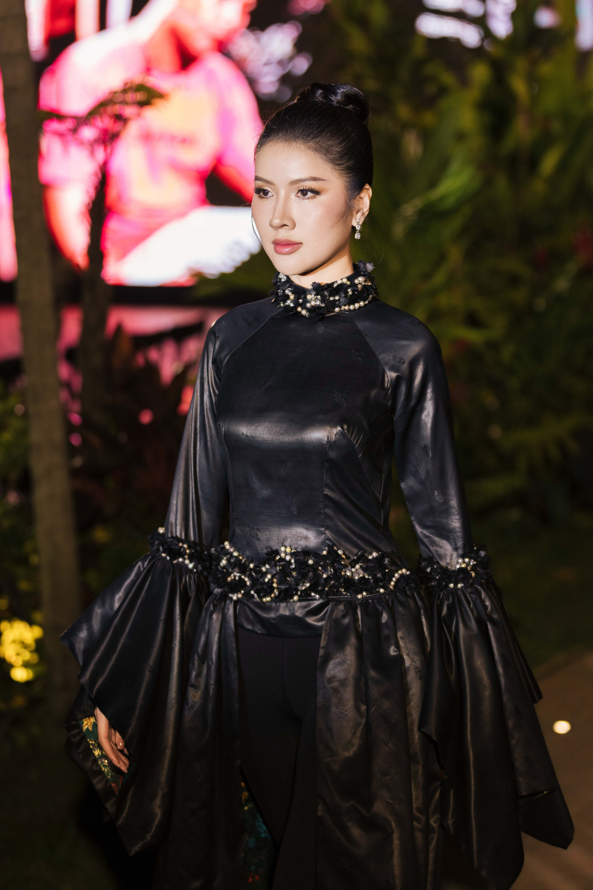 Hoa hậu Hà Kiều Anh khoe nhan sắc không tuổi tại sự kiện kỷ niệm 30 năm sự nghiệp của NTK Võ Việt Chung - ảnh 5