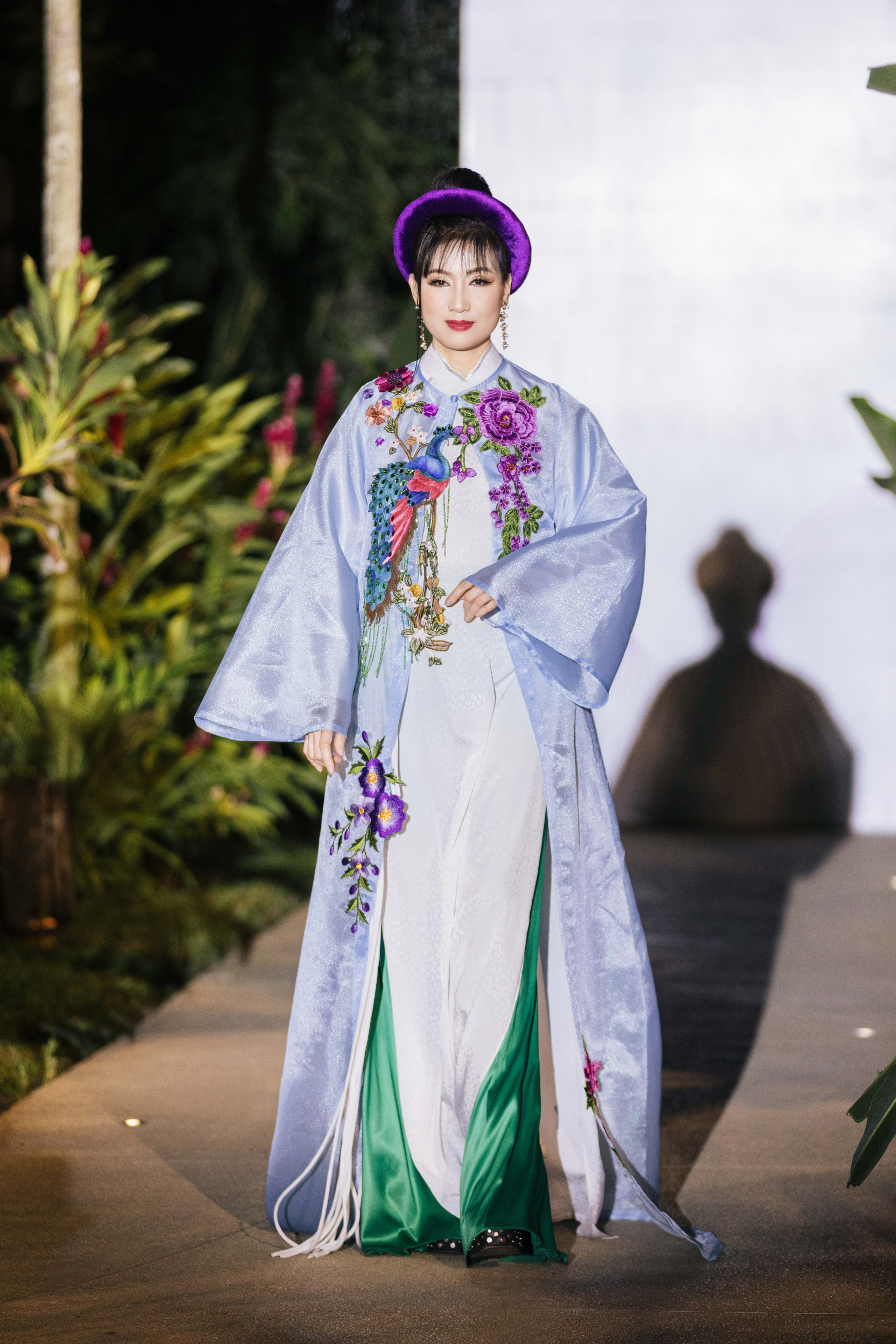 Hoa hậu Hà Kiều Anh khoe nhan sắc không tuổi tại sự kiện kỷ niệm 30 năm sự nghiệp của NTK Võ Việt Chung - ảnh 9